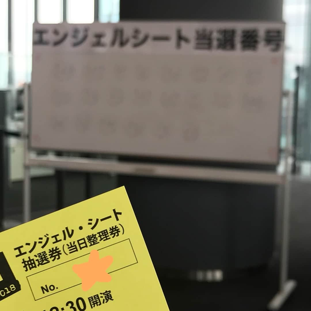 増田有華さんのインスタグラム写真 - (増田有華Instagram)「＊ 抑えきれず、RENT来日公演二度目！ ダメ元でエンジェルシート（当日抽選で最前列〜2列目をゲットできる券）を狙って行きました。 当日券の長蛇の列は総勢200人😱‼️ この中からエンジェルシートをゲットできるのは…22人…😔😔って諦めてたら、、、 ま、さ、か、の！  エンジェルシート当たりました😱😱‼️‼️‼️ 番号呼ばれたとき、ふぁ？！って声でた笑笑 夢のような最前列。 強く願えば叶うのだなと改めて感じました😭💓 この前は最後列から2列目だったので、表情までは見られず。 今日は細かい演出や、表情、気になってたところ全部見られて、幸せで寿命縮まりました。 Seasons of loveでキャストの人が順番にお客さんを見ながら歌ってて目が合って一緒に歌えて…また号泣（ファンw） 抜け殻なうです… 最高かよ…。 今日この後夜公演で千秋楽。 皆んなとこの感動共有したいっ😭💓‼️ ＊ #ブログ書きました #プロフィールから飛べます #見てね #RENT #rent #rentmusical #rent来日公演2018 #エンジェルシート #シアターオーブ #sing #dance #興奮しまくりすんません #今日だけは #運がいい #ツイテルって #おもいましたん」8月12日 16時07分 - masuyuka_official