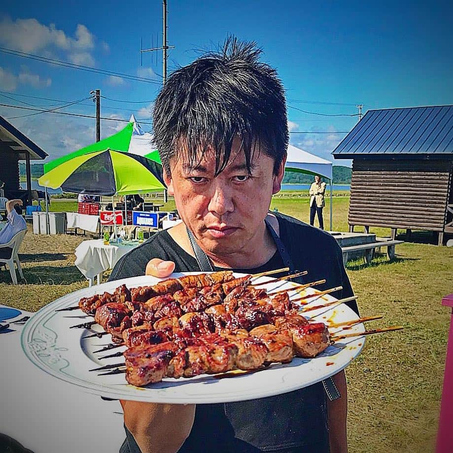 堀江貴文さんのインスタグラム写真 - (堀江貴文Instagram)「エレゾ短角牛串焼き #elezohouse #tankakubeef #wagyumafia #kushimafia #美味しくないわけがない #たまにはビーチでバーベキュースタイル」8月12日 16時00分 - takapon_jp