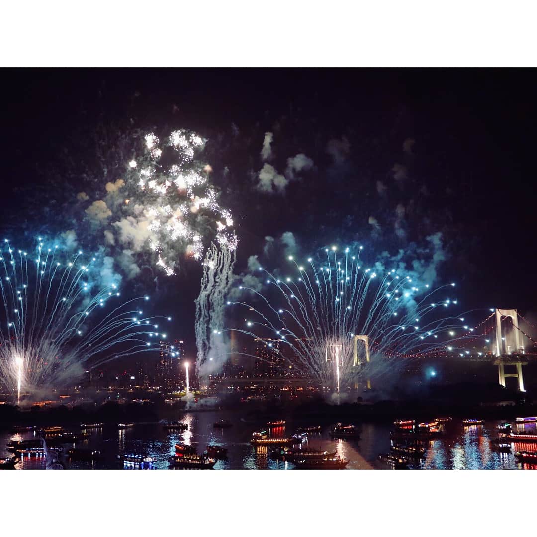繁田美貴さんのインスタグラム写真 - (繁田美貴Instagram)「*＊ 前のポストの続き。 花火の写真、整理してみました☆ #東京花火大祭 #EDOMODE #花火 と #レインボーブリッジ と #水面 も #美しい✨ #お台場 の #レストラン の #窓際の席 が奇跡的にとれたので #今回は #美味しいご飯 を食べながらの #花火鑑賞 となりました🎆🎆🎆」8月12日 16時10分 - handa_miki