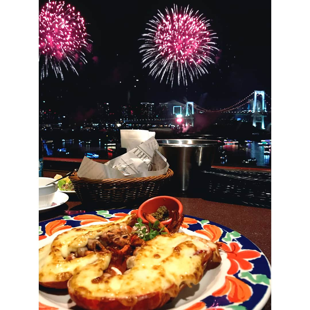 繁田美貴さんのインスタグラム写真 - (繁田美貴Instagram)「*＊ 前のポストの続き。 花火の写真、整理してみました☆ #東京花火大祭 #EDOMODE #花火 と #レインボーブリッジ と #水面 も #美しい✨ #お台場 の #レストラン の #窓際の席 が奇跡的にとれたので #今回は #美味しいご飯 を食べながらの #花火鑑賞 となりました🎆🎆🎆」8月12日 16時10分 - handa_miki