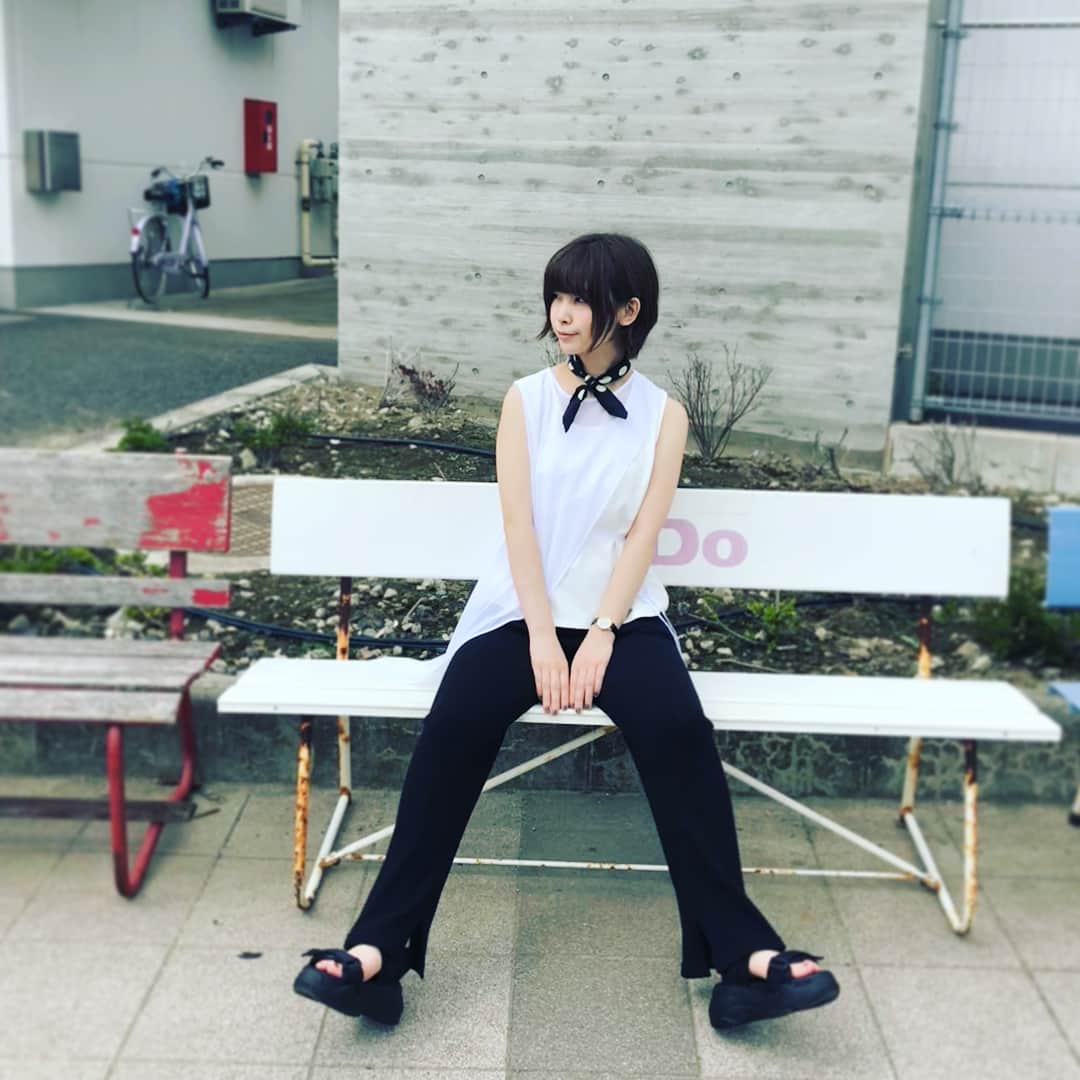 蒼山幸子さんのインスタグラム写真 - (蒼山幸子Instagram)「夕涼み。 昨日久しぶりに食べた デラウェア🍇が とても美味しくて 今日もふっと 思い出しています。 あのちびちび食べる 作業も含めて 幸せになるのは、 なんなんでしょう。 夏を噛み締めたい 毎日です。🍉」8月12日 17時20分 - sachiko_aoyama