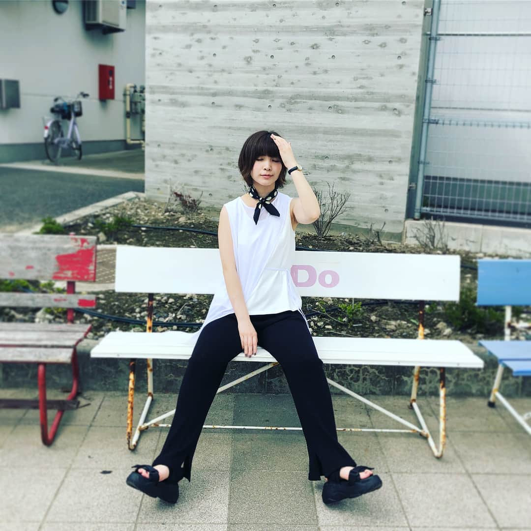 蒼山幸子さんのインスタグラム写真 - (蒼山幸子Instagram)「夕涼み。 昨日久しぶりに食べた デラウェア🍇が とても美味しくて 今日もふっと 思い出しています。 あのちびちび食べる 作業も含めて 幸せになるのは、 なんなんでしょう。 夏を噛み締めたい 毎日です。🍉」8月12日 17時20分 - sachiko_aoyama