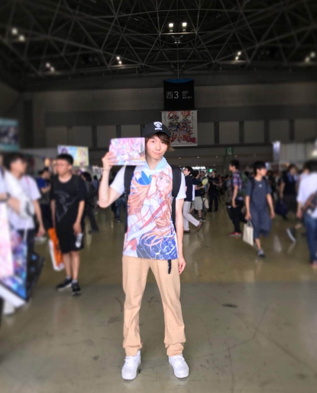 西村文男さんのインスタグラム写真 - (西村文男Instagram)「初コミケ。 TPOを考えて気合いをいれてみました。 今日の戦闘服。 靴以外全てもらいもの。 #コミケ #コミックマーケット」8月12日 17時08分 - fumionishimura