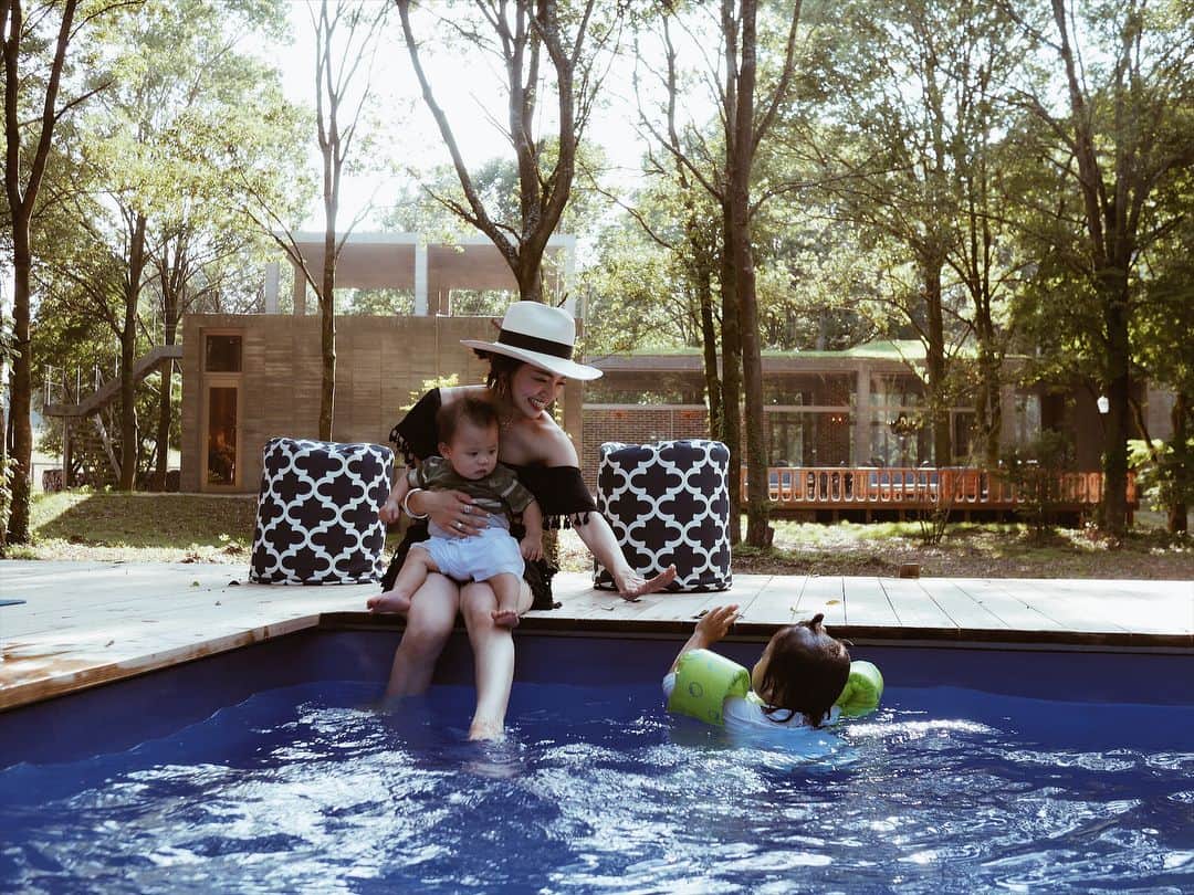 春名亜美さんのインスタグラム写真 - (春名亜美Instagram)「今回の息子の目的はこれ🏊🏻‍♂️ こんな素敵なプールが貸切🙄 息子は本当にプールが大好き。 「上がるよー」って言うまで永遠に入ってる。 #是非泳げるようになってほしい #手も足もしっわしわ #次男はお腹ゆるかった為お兄ちゃんの応援📣 ・ ・ ・ #グランピング #東京クラシックキャンプ #東京クラシック #東京クラシッククラブ #tokyoclassiccamp #tokyoclassic #tokyoclassicclub #家族旅行 #夏休み #夏の思い出 #キャンプ #camping #camp #glamping #アウトドア #pool #プール #4歳3ヶ月 #1歳1ヶ月 #兄弟 #子連れ旅行 #子連れキャンプ」8月12日 20時16分 - amiharunaami