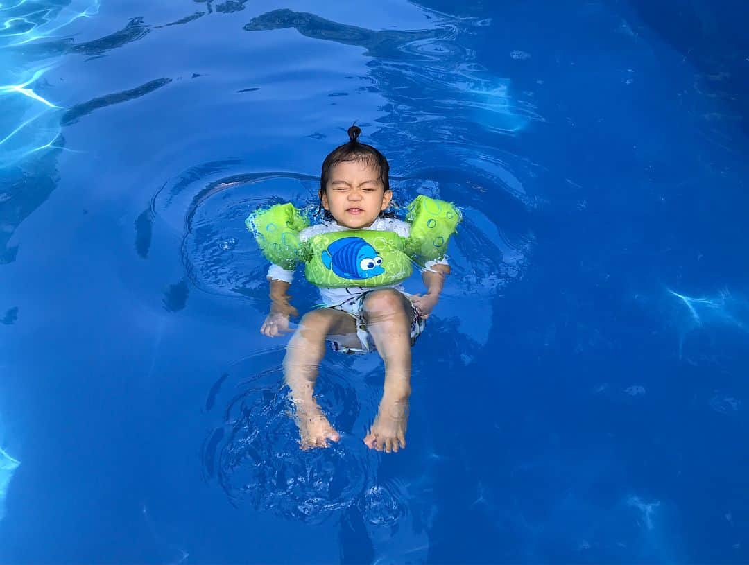 春名亜美さんのインスタグラム写真 - (春名亜美Instagram)「今回の息子の目的はこれ🏊🏻‍♂️ こんな素敵なプールが貸切🙄 息子は本当にプールが大好き。 「上がるよー」って言うまで永遠に入ってる。 #是非泳げるようになってほしい #手も足もしっわしわ #次男はお腹ゆるかった為お兄ちゃんの応援📣 ・ ・ ・ #グランピング #東京クラシックキャンプ #東京クラシック #東京クラシッククラブ #tokyoclassiccamp #tokyoclassic #tokyoclassicclub #家族旅行 #夏休み #夏の思い出 #キャンプ #camping #camp #glamping #アウトドア #pool #プール #4歳3ヶ月 #1歳1ヶ月 #兄弟 #子連れ旅行 #子連れキャンプ」8月12日 20時16分 - amiharunaami