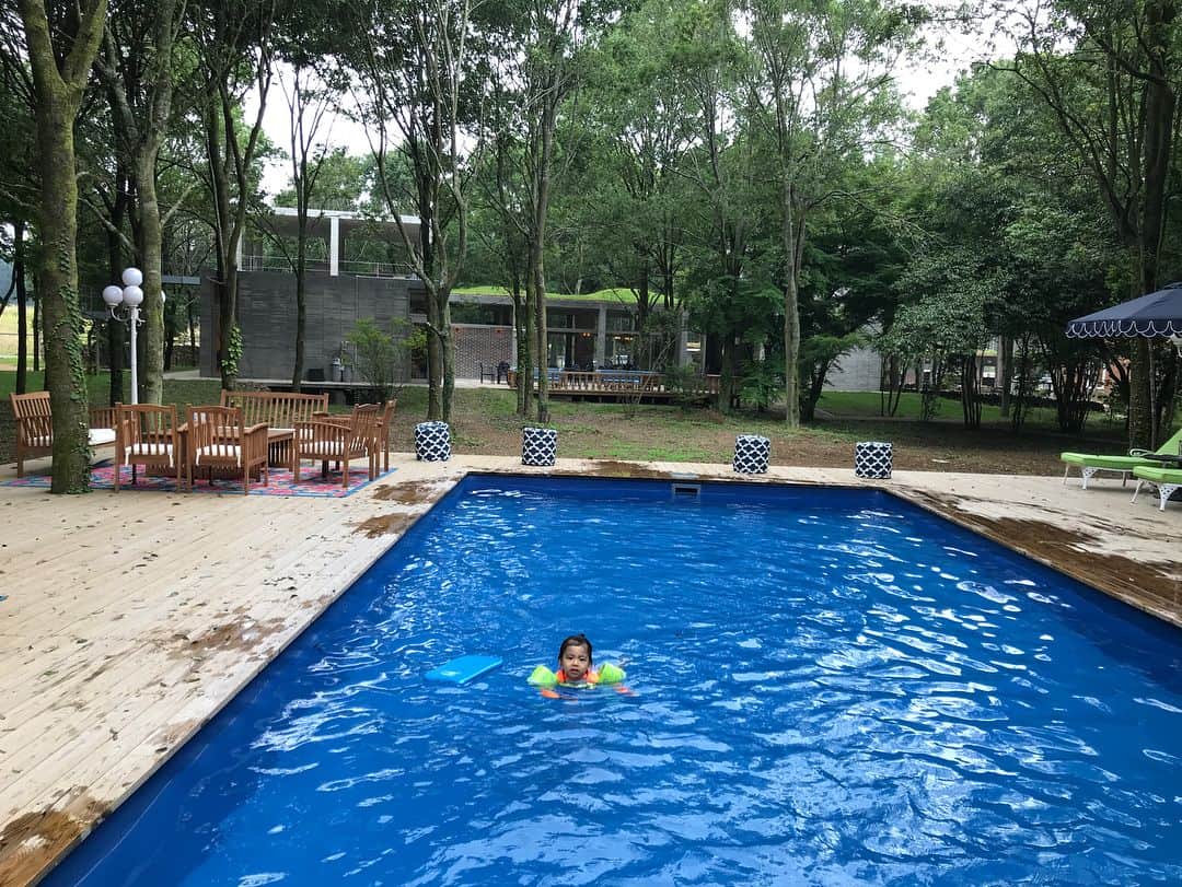 春名亜美さんのインスタグラム写真 - (春名亜美Instagram)「今回の息子の目的はこれ🏊🏻‍♂️ こんな素敵なプールが貸切🙄 息子は本当にプールが大好き。 「上がるよー」って言うまで永遠に入ってる。 #是非泳げるようになってほしい #手も足もしっわしわ #次男はお腹ゆるかった為お兄ちゃんの応援📣 ・ ・ ・ #グランピング #東京クラシックキャンプ #東京クラシック #東京クラシッククラブ #tokyoclassiccamp #tokyoclassic #tokyoclassicclub #家族旅行 #夏休み #夏の思い出 #キャンプ #camping #camp #glamping #アウトドア #pool #プール #4歳3ヶ月 #1歳1ヶ月 #兄弟 #子連れ旅行 #子連れキャンプ」8月12日 20時16分 - amiharunaami