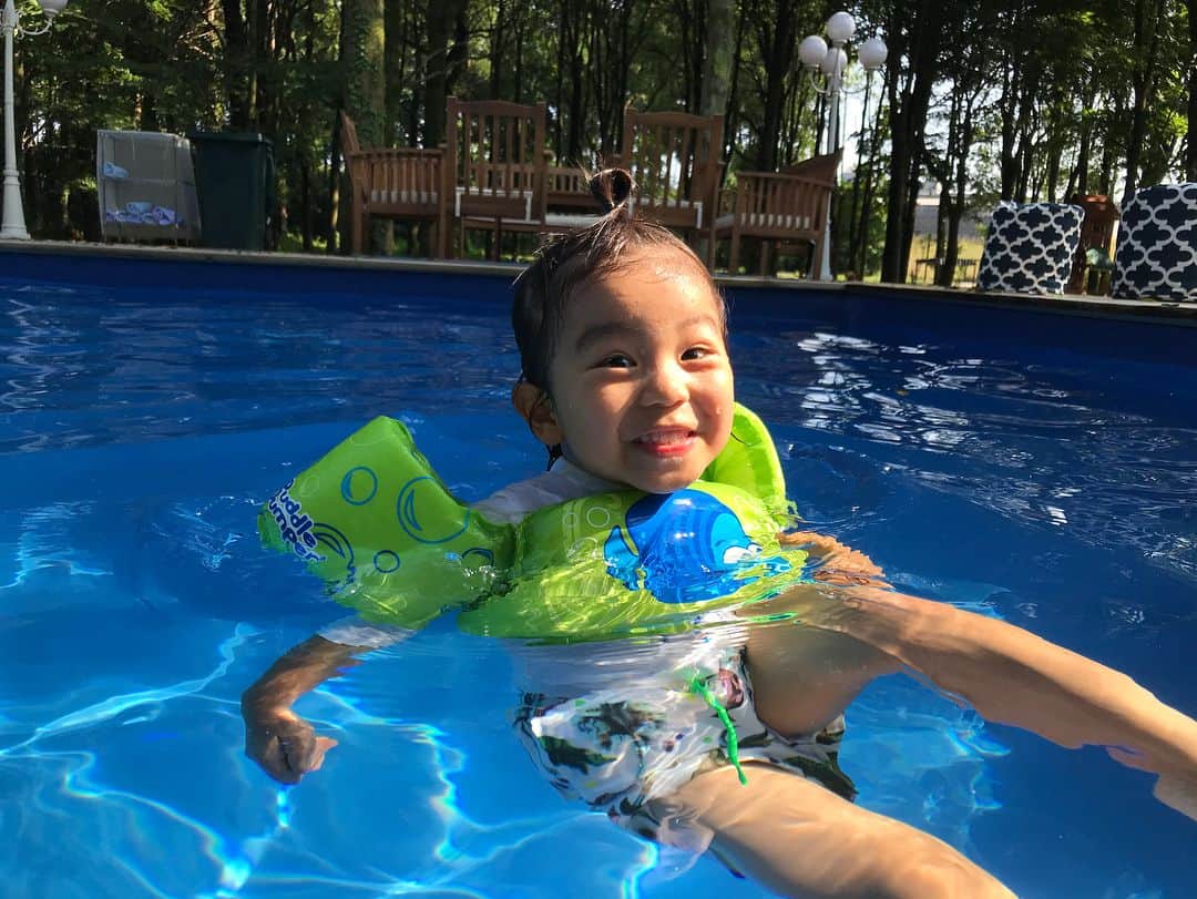 春名亜美さんのインスタグラム写真 - (春名亜美Instagram)「今回の息子の目的はこれ🏊🏻‍♂️ こんな素敵なプールが貸切🙄 息子は本当にプールが大好き。 「上がるよー」って言うまで永遠に入ってる。 #是非泳げるようになってほしい #手も足もしっわしわ #次男はお腹ゆるかった為お兄ちゃんの応援📣 ・ ・ ・ #グランピング #東京クラシックキャンプ #東京クラシック #東京クラシッククラブ #tokyoclassiccamp #tokyoclassic #tokyoclassicclub #家族旅行 #夏休み #夏の思い出 #キャンプ #camping #camp #glamping #アウトドア #pool #プール #4歳3ヶ月 #1歳1ヶ月 #兄弟 #子連れ旅行 #子連れキャンプ」8月12日 20時16分 - amiharunaami
