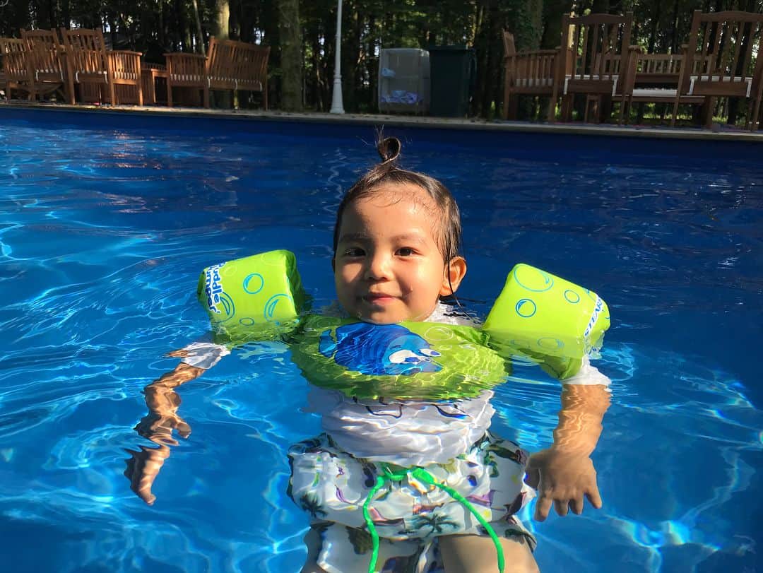 春名亜美さんのインスタグラム写真 - (春名亜美Instagram)「今回の息子の目的はこれ🏊🏻‍♂️ こんな素敵なプールが貸切🙄 息子は本当にプールが大好き。 「上がるよー」って言うまで永遠に入ってる。 #是非泳げるようになってほしい #手も足もしっわしわ #次男はお腹ゆるかった為お兄ちゃんの応援📣 ・ ・ ・ #グランピング #東京クラシックキャンプ #東京クラシック #東京クラシッククラブ #tokyoclassiccamp #tokyoclassic #tokyoclassicclub #家族旅行 #夏休み #夏の思い出 #キャンプ #camping #camp #glamping #アウトドア #pool #プール #4歳3ヶ月 #1歳1ヶ月 #兄弟 #子連れ旅行 #子連れキャンプ」8月12日 20時16分 - amiharunaami