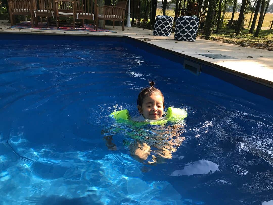 春名亜美さんのインスタグラム写真 - (春名亜美Instagram)「今回の息子の目的はこれ🏊🏻‍♂️ こんな素敵なプールが貸切🙄 息子は本当にプールが大好き。 「上がるよー」って言うまで永遠に入ってる。 #是非泳げるようになってほしい #手も足もしっわしわ #次男はお腹ゆるかった為お兄ちゃんの応援📣 ・ ・ ・ #グランピング #東京クラシックキャンプ #東京クラシック #東京クラシッククラブ #tokyoclassiccamp #tokyoclassic #tokyoclassicclub #家族旅行 #夏休み #夏の思い出 #キャンプ #camping #camp #glamping #アウトドア #pool #プール #4歳3ヶ月 #1歳1ヶ月 #兄弟 #子連れ旅行 #子連れキャンプ」8月12日 20時16分 - amiharunaami