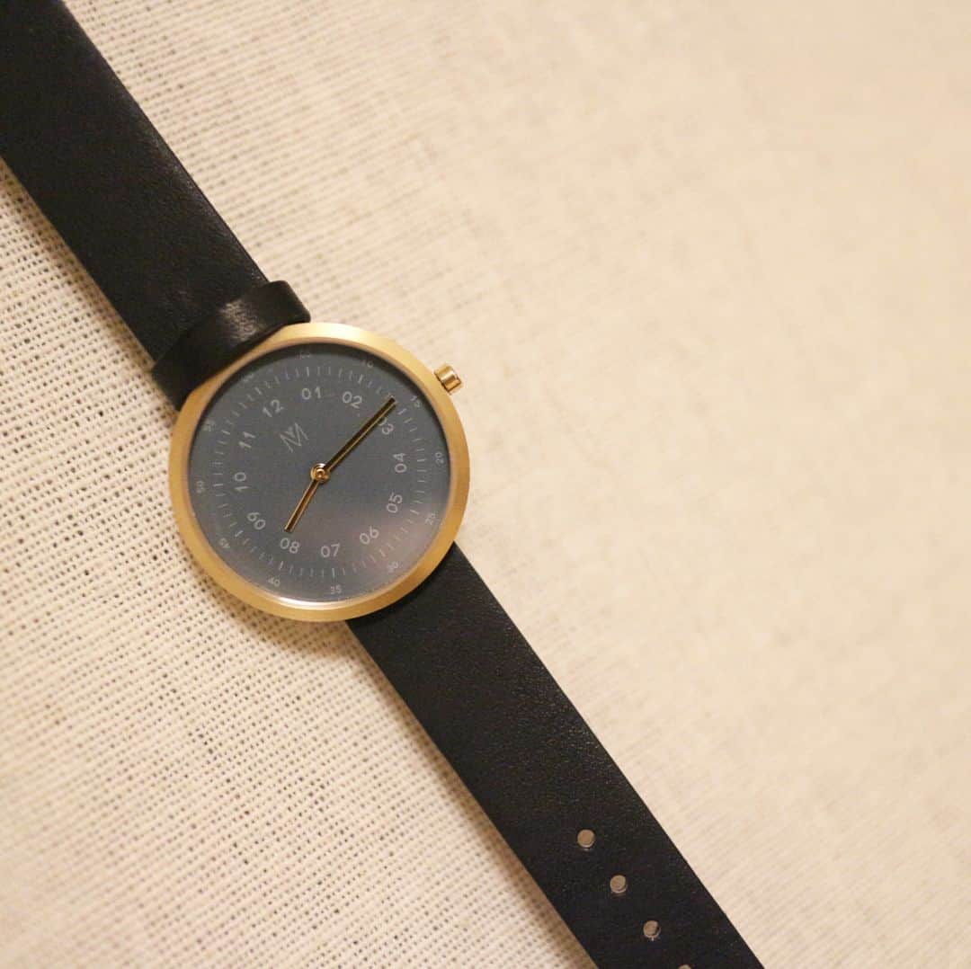 うー & なー ❤️ウチムラさんのインスタグラム写真 - (うー & なー ❤️ウチムラInstagram)「* アンちゃん😂 なんでそんなにダサいの？？笑 * 先日私のところに来たこの腕時計は、 #mavenwatches #マベン #マベンウォッチズ さんのもの。 * 細かな数字が書いてあって、旅行の時とかお仕事の時に役に立っています🙆✨ * #腕時計#時計#手元倶楽部 #mavenjapan  http://mavenwatches.jp/ 今なら、クーポンコード『uu_una_mina』で10%offになるみたいです♪」8月12日 20時21分 - uu_una_mina