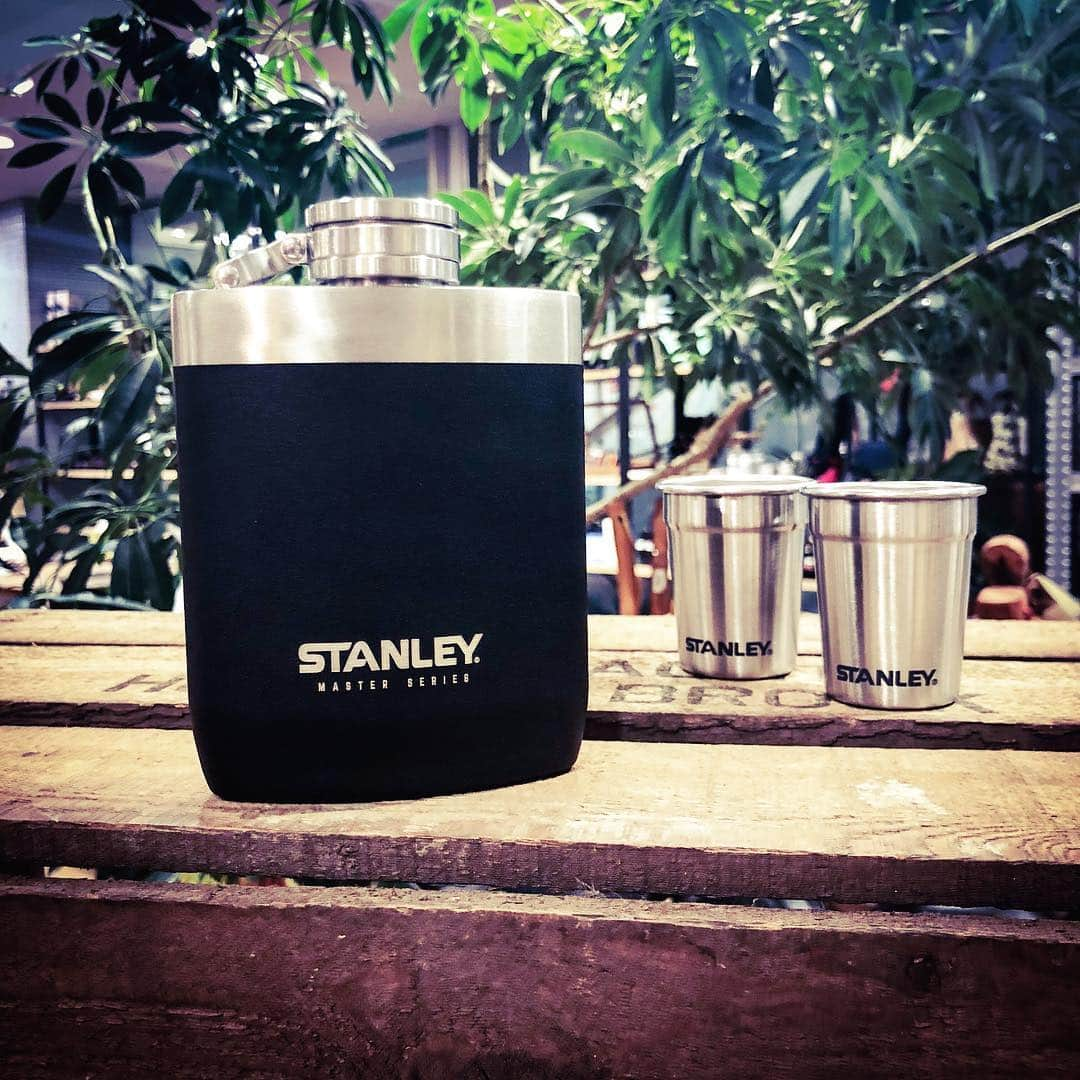 CRATE.JAPANさんのインスタグラム写真 - (CRATE.JAPANInstagram)「STANLEY【マスターフラスコ0.23L】 . 従来品よりも30%厚い構造で頑丈！ ステンレス性で錆びにくいのでアウトドアや、釣りのお供に最適😍😍 . 手のひらサイズでポケットにもすっぽり入るので、持ち運びもラクラクです(ㆁᴗㆁ)✨ . お酒好きのお友達や、家族へのギフトにもオススメです🎁💕 . . #酒好き#持ち運び#STANLEY#キャンプ#アウトドア#ウイスキー#カッコイイ#スタンレー#水筒#CRATE#枚方市 #lifeisgood」8月12日 20時49分 - crate.japan