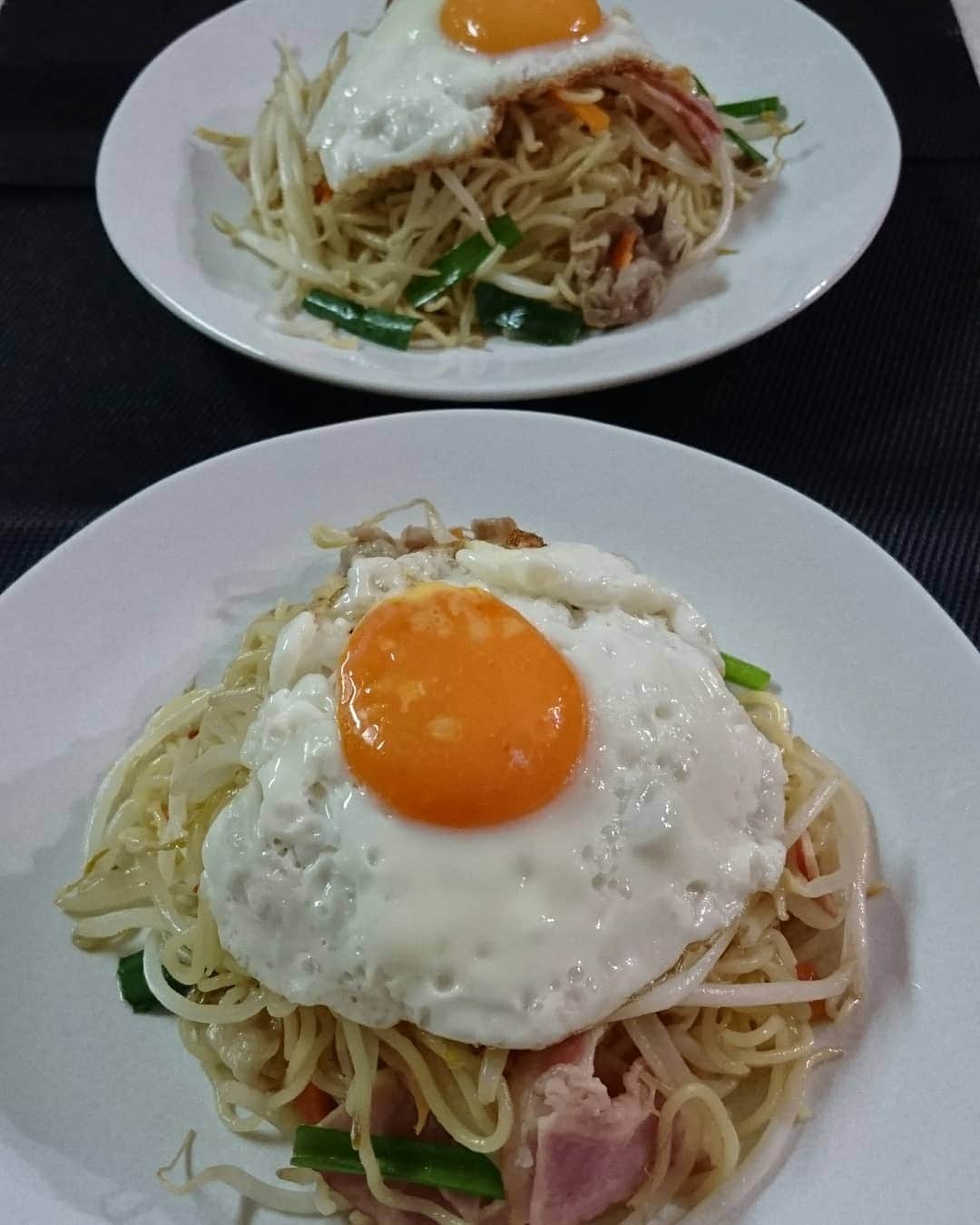 水谷雅子さんのインスタグラム写真 - (水谷雅子Instagram)「#晩ごはん#おうちごはん#dinnertime🍴  #塩やきそば #トマト🍅 帰りに何処かでご飯を食べて帰ろうと思ったんですけど、どのお店も混んでますね…😓 待つぐらいだったら家にあるものでって事になり、はいファイナルアンサー①エビピラフ  ②ハンバーグカレー  ③そうめん ④塩焼きそば  で④の塩焼きそばになりましたわ💦💦」8月12日 21時03分 - mizutanimasako
