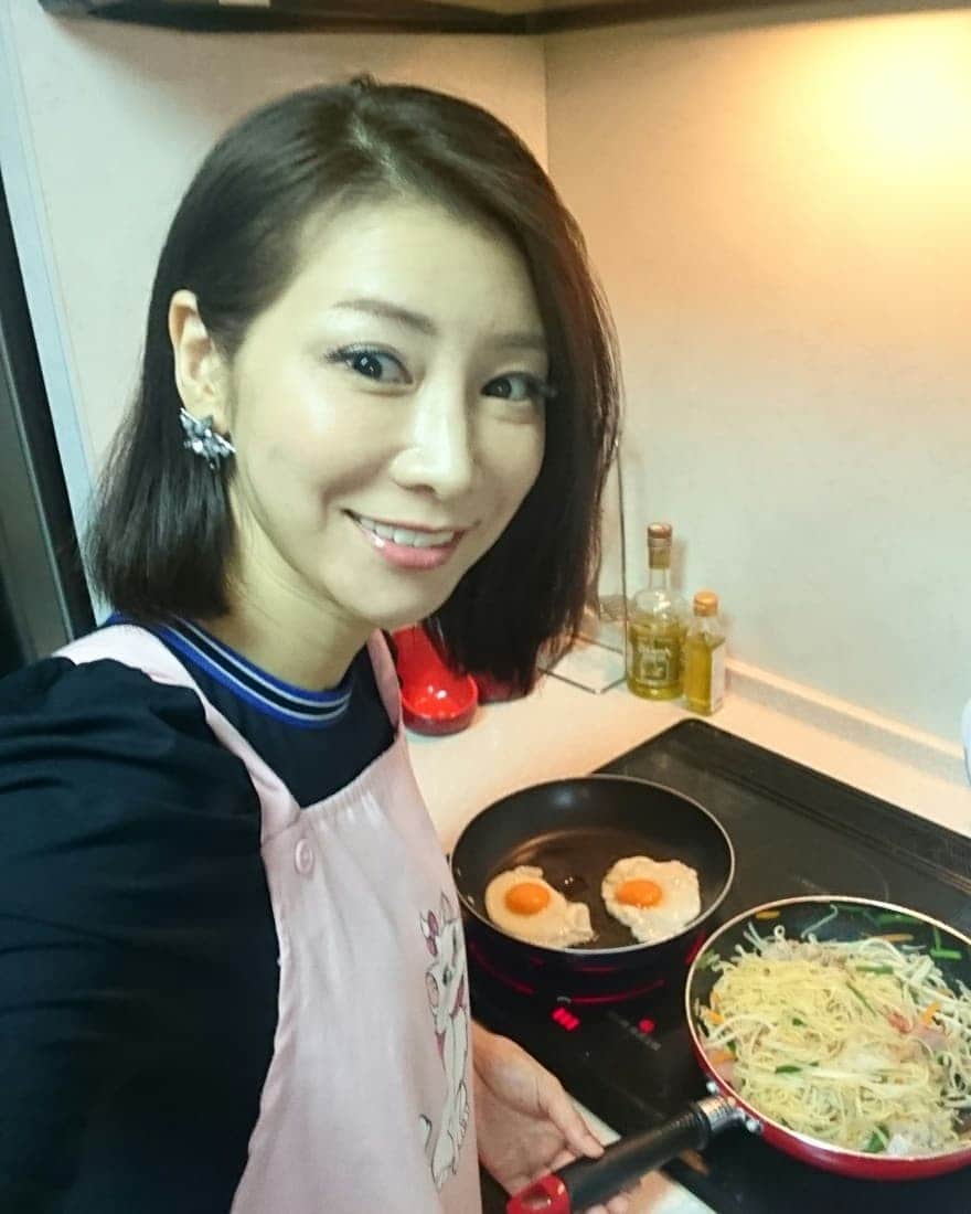 水谷雅子さんのインスタグラム写真 - (水谷雅子Instagram)「#晩ごはん#おうちごはん#dinnertime🍴  #塩やきそば #トマト🍅 帰りに何処かでご飯を食べて帰ろうと思ったんですけど、どのお店も混んでますね…😓 待つぐらいだったら家にあるものでって事になり、はいファイナルアンサー①エビピラフ  ②ハンバーグカレー  ③そうめん ④塩焼きそば  で④の塩焼きそばになりましたわ💦💦」8月12日 21時03分 - mizutanimasako