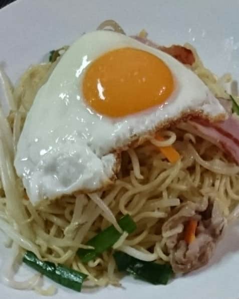 水谷雅子さんのインスタグラム写真 - (水谷雅子Instagram)「#晩ごはん#おうちごはん#dinnertime🍴  #塩やきそば #トマト🍅 帰りに何処かでご飯を食べて帰ろうと思ったんですけど、どのお店も混んでますね…😓 待つぐらいだったら家にあるものでって事になり、はいファイナルアンサー①エビピラフ  ②ハンバーグカレー  ③そうめん ④塩焼きそば  で④の塩焼きそばになりましたわ💦💦」8月12日 21時03分 - mizutanimasako