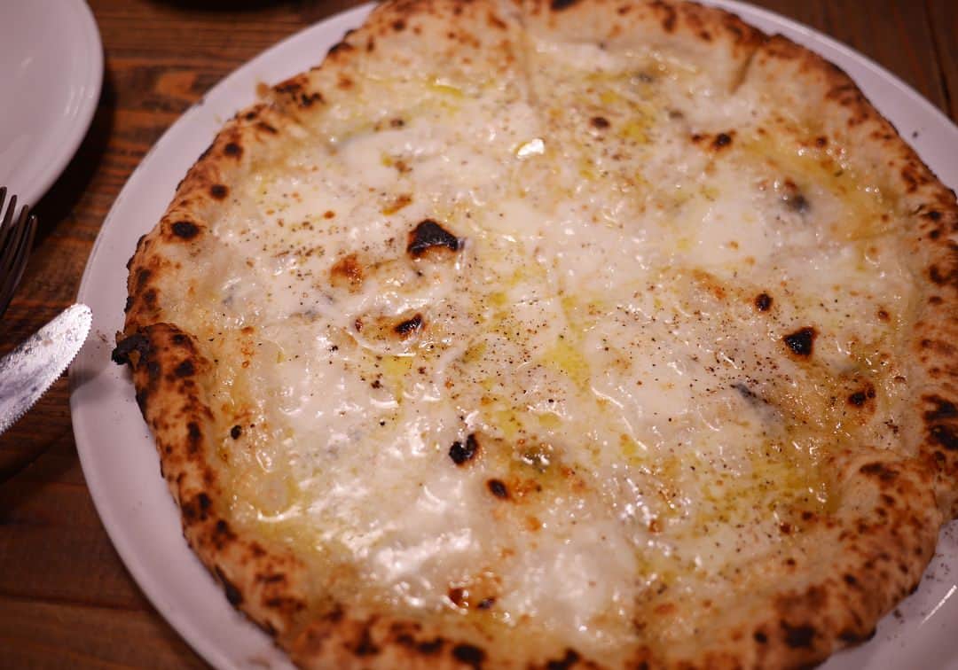 松本亜希さんのインスタグラム写真 - (松本亜希Instagram)「・ 先日、家族でDinnerに🍝 前々から行ってみたかった  @pizzeriadalricciolo へ🍕 ・ 私達全員イタリアンが大好き🇮🇹 予想通り、窯で焼いてくださるピザ絶品だった‼️ というか何を食べても美味しい❤️ 本格派イタリアンを味わえます。 ・ また絶対行く❤️❤️ とってもおすすめです✨ _______________________________________ #ハイ出ました母のポーズ #気づけば絶対にしている #ぶれへんな #夫よ誕生日ケーキ頼んでくれてたみたいでありがとね #それにしても良く食べる家族や #基本パスタは全て大盛り #どこ行っても良く食べはりますねと店員さんに言われる #あっしまった #前菜とか他に食べたもの4品1つの写真に編集してたの載せるの忘れてる #いまから写真付け足せない #諦めるしかないか😩 #family #家族 #ダルリッチョロ #dalricciolo #pizzeriadalricciolo  #pizza #ピザ #イタリアン #甲南山手 #instafood #aki_maternity #マタニティライフ」8月12日 21時33分 - m_akiron
