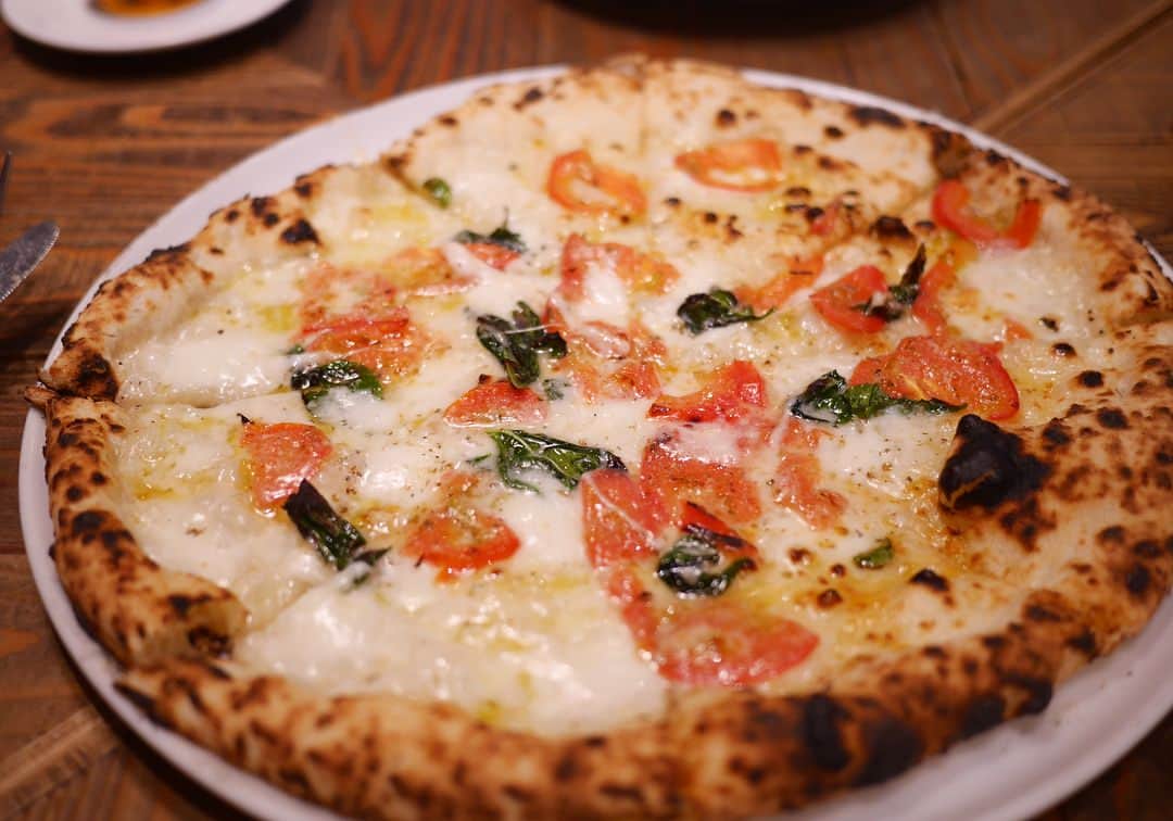 松本亜希さんのインスタグラム写真 - (松本亜希Instagram)「・ 先日、家族でDinnerに🍝 前々から行ってみたかった  @pizzeriadalricciolo へ🍕 ・ 私達全員イタリアンが大好き🇮🇹 予想通り、窯で焼いてくださるピザ絶品だった‼️ というか何を食べても美味しい❤️ 本格派イタリアンを味わえます。 ・ また絶対行く❤️❤️ とってもおすすめです✨ _______________________________________ #ハイ出ました母のポーズ #気づけば絶対にしている #ぶれへんな #夫よ誕生日ケーキ頼んでくれてたみたいでありがとね #それにしても良く食べる家族や #基本パスタは全て大盛り #どこ行っても良く食べはりますねと店員さんに言われる #あっしまった #前菜とか他に食べたもの4品1つの写真に編集してたの載せるの忘れてる #いまから写真付け足せない #諦めるしかないか😩 #family #家族 #ダルリッチョロ #dalricciolo #pizzeriadalricciolo  #pizza #ピザ #イタリアン #甲南山手 #instafood #aki_maternity #マタニティライフ」8月12日 21時33分 - m_akiron