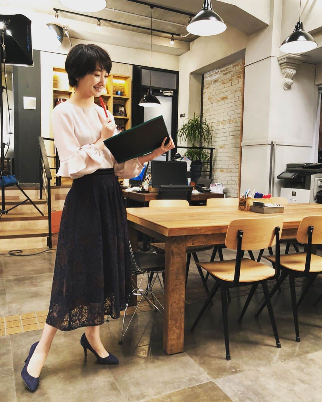 波瑠さんのインスタグラム写真 - (波瑠Instagram)「さやかちゃんのお仕事服とお出かけ服。女性らしさ増し増しです。  @survivalwedding  #サバイバルウェディング」8月12日 22時11分 - 06_haru_17