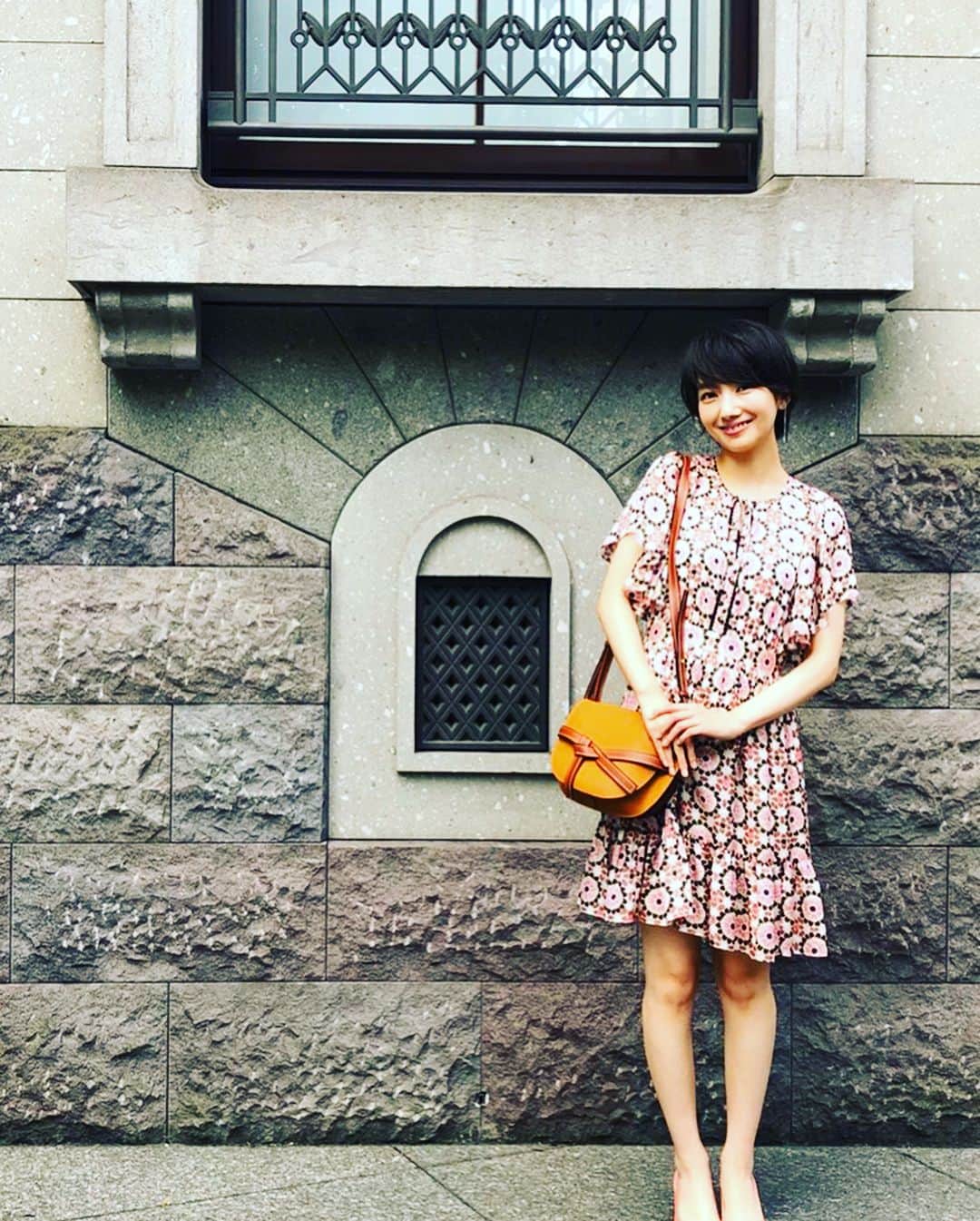 波瑠さんのインスタグラム写真 - (波瑠Instagram)「さやかちゃんのお仕事服とお出かけ服。女性らしさ増し増しです。  @survivalwedding  #サバイバルウェディング」8月12日 22時11分 - 06_haru_17