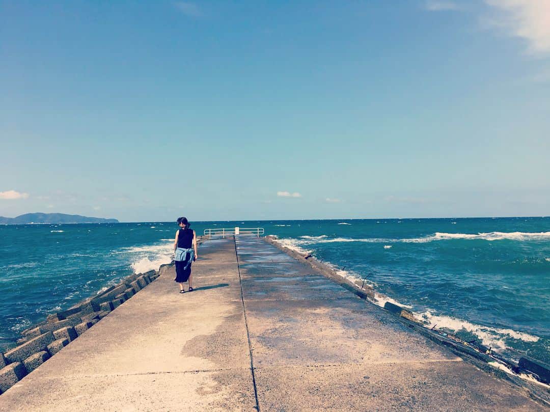 瀧本美織のインスタグラム：「🚶‍♀️ #一人ランウェイ#海岸#sea#beach#sky#海 と #田んぼ#鳥取#tottori」