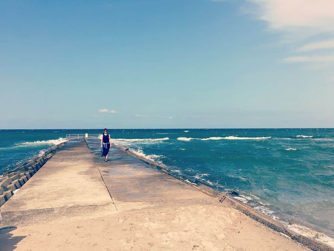 瀧本美織さんのインスタグラム写真 - (瀧本美織Instagram)「🚶‍♀️ #一人ランウェイ#海岸#sea#beach#sky#海 と #田んぼ#鳥取#tottori」8月12日 23時06分 - mioritakimoto_official