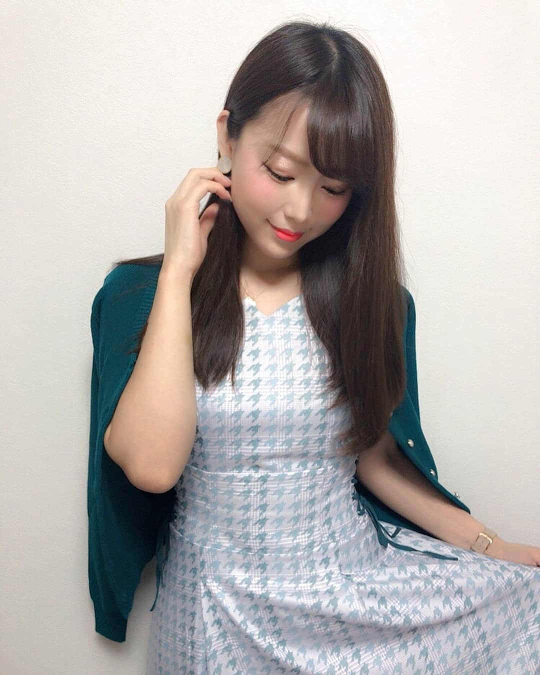 鈴木 あやさんのインスタグラム写真 - (鈴木 あやInstagram)「. サイドのウエストの レースアップが可愛い @miia_official の ワンピとカーディガン👗💕 . グリーンってあんまり 着ないから新鮮！！！😳💗 . 外は暑いけど、室内入ると 寒かったりするから カーディガンあると便利☺️👍🏻 #miia #ワンピース #カーディガン #セットでお得 #ootd #code #onepiece #cardigan #fashion #千鳥格子柄 #千鳥格子 #aw #レースアップ #チェック #リボン #腕時計 #mavenwatches #時計 #マベンウォッチ」8月12日 23時25分 - ayachu69