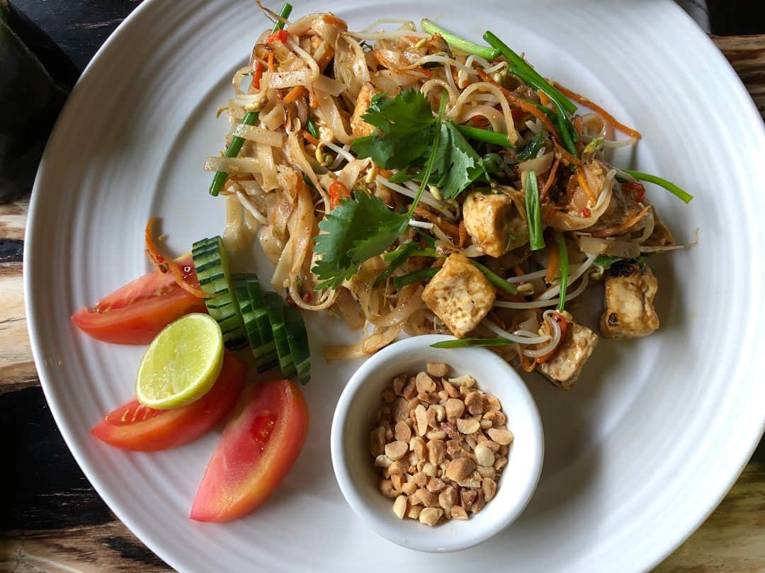 イム・スジョンさんのインスタグラム写真 - (イム・スジョンInstagram)「Hi, I’m in Ubud now. This Vegan Pad thai is so good :)」8月12日 23時39分 - soojunglim_