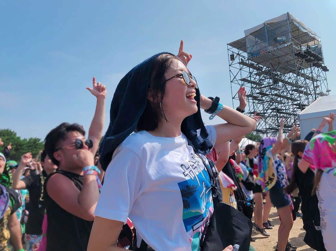 佐藤栞里さんのインスタグラム写真 - (佐藤栞里Instagram)「. ROCK IN JAPAN FES.2018 同じ場所にいられること、 同じ時間を過ごせていること 夕日の中で心にゆっくり溶けていく曲たちも 夜空の下で炎と水にまみれながら聴く灼熱な曲たちも 一秒一秒、絶対に忘れたくない時間になりました。 会えて良かった、 本当に本当に、幸せだった！！ サザンオールスターズ。 大好きだ☺︎」8月12日 23時55分 - satoshiori727