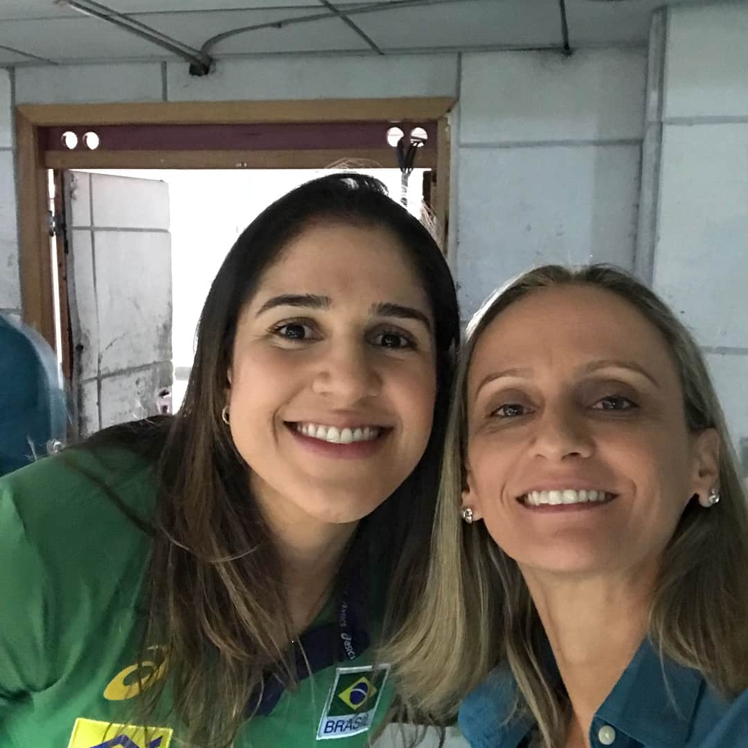 ファビアナ・オリベイラさんのインスタグラム写真 - (ファビアナ・オリベイラInstagram)「Hoje estive em Brasília trabalhando nos amistosos da seleção feminina! Reencontrei minhas ex companheiras de quadra! Elas que em breve estarão em quadra para representar nosso país no mundial no Japão que começa dia 29/09. Estaremos todos juntos na torcida por elas! #MovidosPeloBrasil #ASICS #Imoveme」8月13日 0時40分 - fabialvim