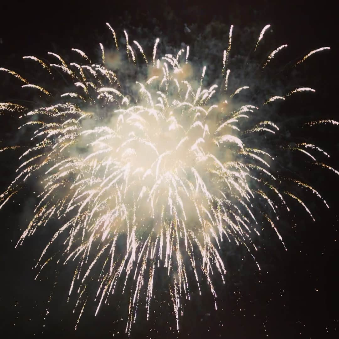 馬場彩月さんのインスタグラム写真 - (馬場彩月Instagram)「はなび _ _  #fireworks #crowded #wallow #mellow #art #tokyo #花火」8月13日 1時57分 - sazuki_vivian