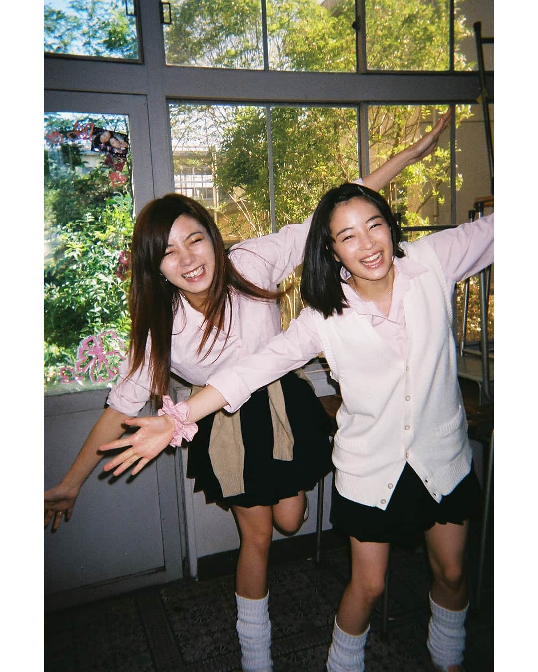 のインスタグラム：「. 🌺今日の写ルンです 奈美と奈々✨ . #何のポーズかな #パねぇ #超MD #今日の写ルンです #写ルンです #フィルム普及委員会 #写ルンですのある生活 #90年代 #1990s #90s #1990 #懐かしい #filmphoto #omoidefilm #広瀬すず #池田エライザ #映画SUNNY　#SUNNY #映画サニー #サニー  #強い気持ち強い愛」