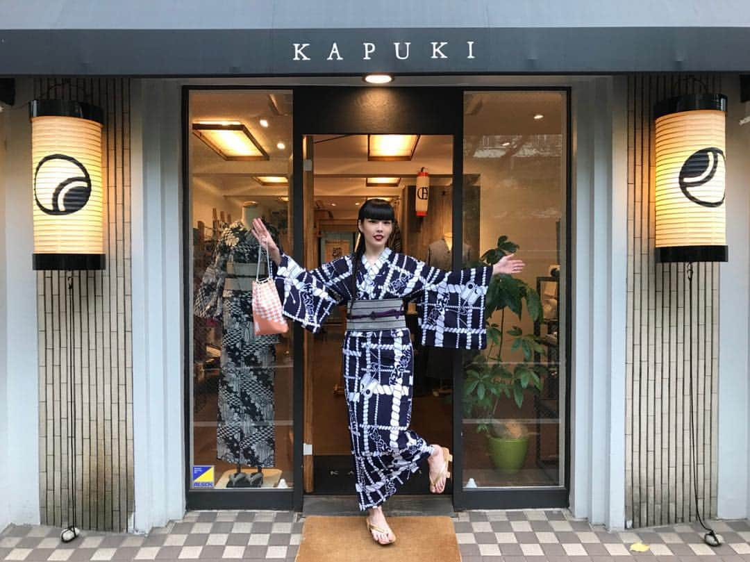 秋元梢さんのインスタグラム写真 - (秋元梢Instagram)「着付けは中目黒のKAPUKIで☺️🙏🏻 千代の富士の浴衣に、KAPUKIの帯ベルトを👘 巾着はお祝いで貰った、名前入り😁✌🏻 髪の毛はフィッシュボーンにしたよん🐟💕 #千代の富士 #kapuki」8月13日 13時29分 - akimoto_kozue