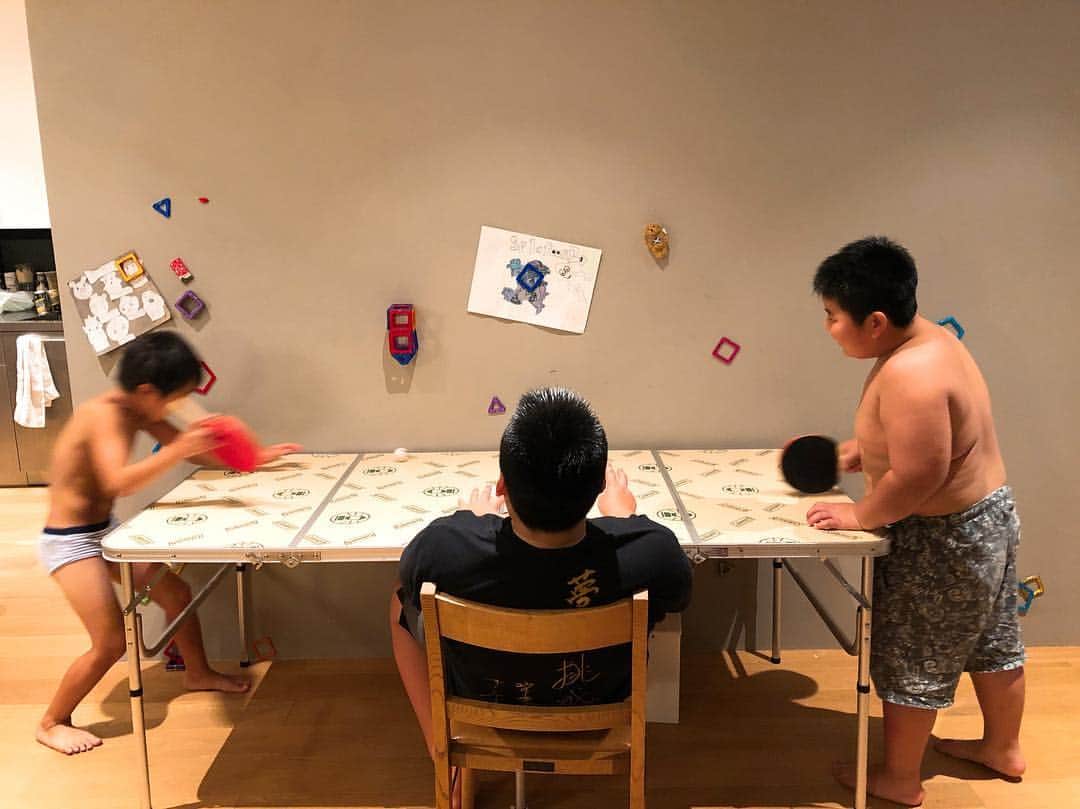東原亜希さんのインスタグラム写真 - (東原亜希Instagram)「全く続かない卓球大会🏓💕 息子vs小3の甥っ子。審判は小5の甥っ子♡ うちがガリガリなの？🤔💕🐷」8月13日 6時48分 - akihigashihara