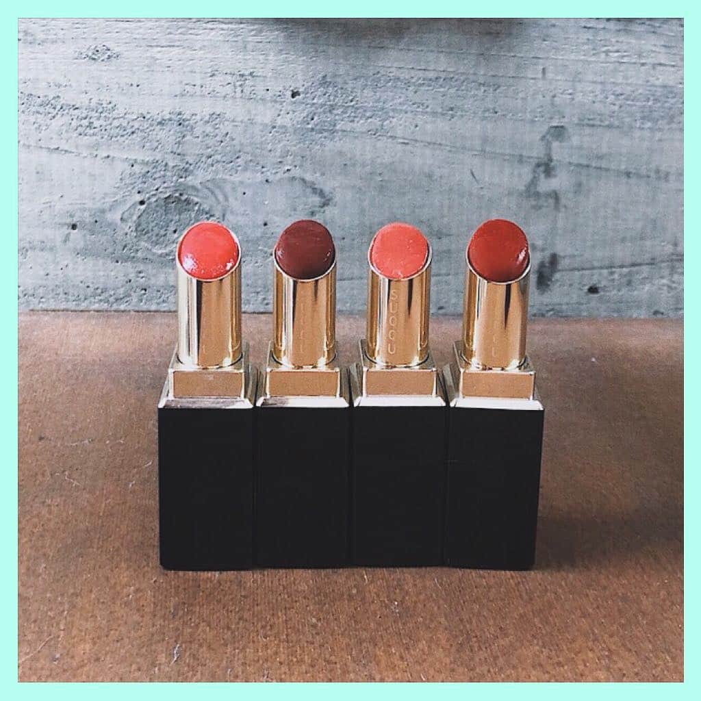 MINE(マイン)のインスタグラム：「何色のリップで1週間を始める？💄 . スックの#モイスチャーリッチリップスティック は、見た目よりもシアーな発色なので普段使いはもちろん、職場でも使える優秀リップ。 . この時期なら太陽の下で映えるオレンジや、青みピンクがおすすめ。深みのあるボルドーリップで秋支度を始めるのも◎。 . 左から モイスチャーリッチリップスティック106 モイスチャーリッチリップスティック10 モイスチャーリッチリップスティック04 モイスチャーリッチリップスティック09 . #朝MINE ・ #コスメ#メイク#リップ#スック#リップスティック#化粧#夏リップ#秋リップ#cosmetic#SUQQU#cosme#lip#lipsticks」