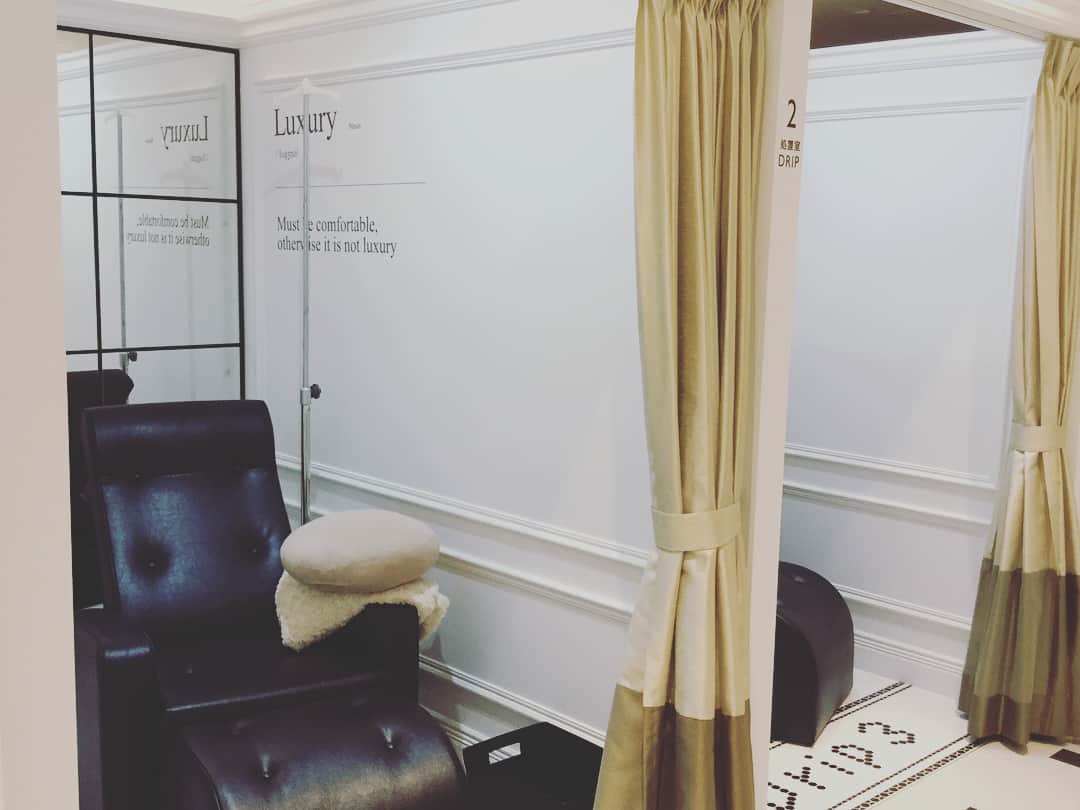 NATURAL HARMONY CLINICのインスタグラム：「こんにちは😃  皆さん夏を楽しんでいますか？✨🌼 お出かけをすると、どうしても紫外線を浴びてしまいますよね😵  この時期、普段のお手入れだけでは、物足りなさを感じていませんか？ そんな時に、当院では高濃度VCをオススメ致します✨☺️ 高濃度VCは抗酸化作用が高く、美白美肌の効果が期待できます😃 食品やサプリメント、薬などからも摂取できますが、吸収には限界があります。 点滴は直接血管に入れることが出来るので、高濃度成分がしっかりと体内吸収されます❗️👍 外側からも、そして内側からも、紫外線でダメージを受けたお肌をいたわってあげることが夏のお肌ケアの大切なポイントです✨😊💕 点滴にご興味がある方は、ぜひクリニックまでお問い合わせください✨🍒 お待ちしております✨ 📞0800-800-4977 東京都渋谷区神宮前6-25-14 神宮前メディアスクエアビル5階  #渋谷#表参道#原宿#美容皮膚科#高濃度VC#美肌#エイジングケア#美白#もち肌#VC#抗酸化作用#再生美容#美容クリニック#点滴」