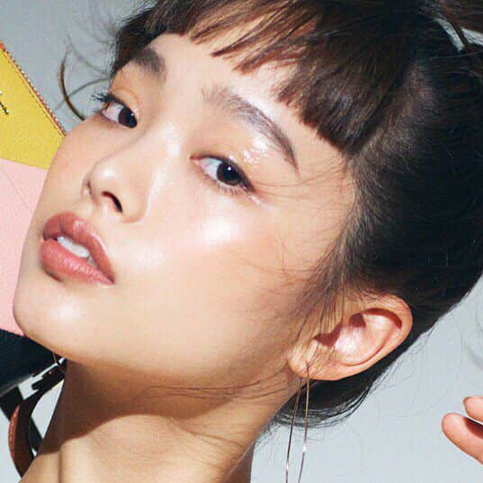 M∙A∙C Cosmetics Japanさんのインスタグラム写真 - (M∙A∙C Cosmetics JapanInstagram)「⠀ マットなブラウンリップとツヤ肌で簡単上級者メイクに👩‍🎨 カラフルなファッションに合わせるならこの色！ ⠀ [リップスティック] ホワール [エクストラディメンション ブラッシュ] ジャスト ア ピンチ ⠀ -MACとSamantha Vintageがコラボ- It girlsが選んだバッグと私服にピッタリのメイクに注目💡 ⠀ model @maaaaayu0916 photographer @520_igarashi hair @yuko_aika makeup @mac_ryoko , M·A·C National Artist RYOKO SHIONO ⠀ ⠀ ⠀ ⠀ ⠀ @samantha.vintage_official #samanthavintage #サマンサヴィンテージ #maccosmetics #maccosmeticsjapan #マックコスメ #リップスティック #口紅 #リップ #ブラウンリップ #ベージュリップ #大人メイク #ツヤ肌 #チーク #マットリップ #コーディネート #トータルコーディネート #バッグ #ワンピース #オン眉 #ポニーテール #ホワール #itgirl #植村麻由」8月13日 12時00分 - maccosmeticsjapan