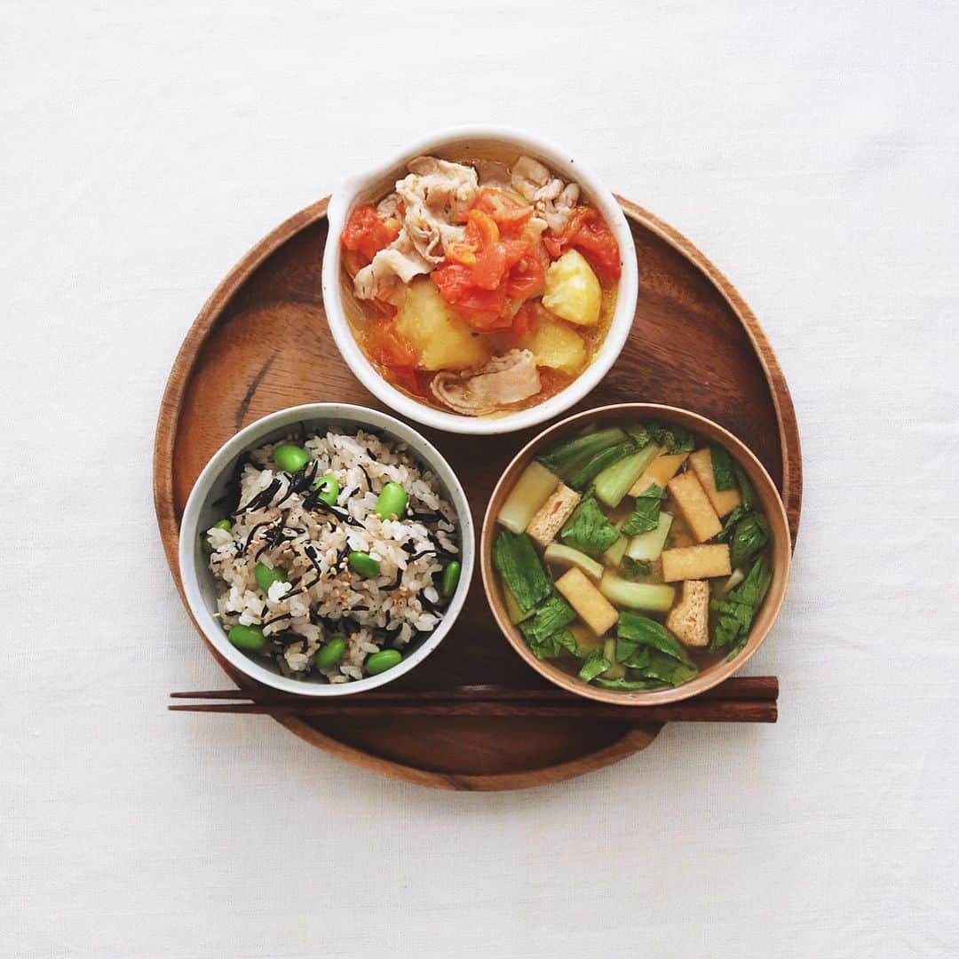 樋口正樹さんのインスタグラム写真 - (樋口正樹Instagram)「Today's breakfast . 今日の朝ごはん。 ジャガイモが程よく崩れた 昨晩のトマト肉じゃがと、 枝豆とヒジキのごはん、 小松菜と揚げの味噌汁。 . 野菜のくずを使った 出汁のベジタブルブロス、 週２ペースで続けてます。 . . #野菜のだしで作る12ヶ月レシピ #ベジタブルブロス #トマト肉じゃが #朝ごはん #朝食 #とりあえず野菜食 #一汁一菜 #breakfast #japanesebreakfast #vegetablebroth」8月28日 7時28分 - higuccini