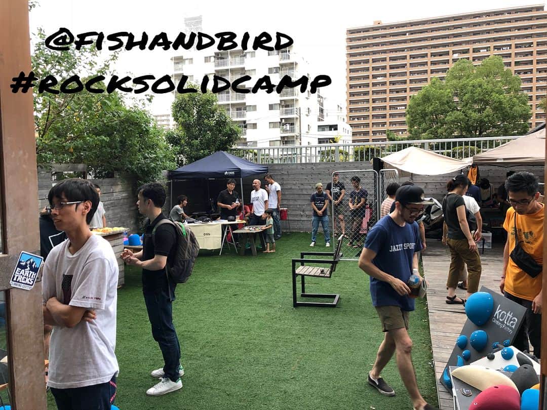 のインスタグラム：「@fishandbird_toyocho  ドメスティックブランドが一挙に集結！ #rocksolidcamp 気になってた製品もホールドもじっくり見られました😆 いろんなイベントのお話もできたので、ジムでもたくさん置けるようになると思います( ¨̮ )がんばりまーす  見てたらほしくなって結局自分用にもたくさん購入w  デザインが良くて作りが丈夫な素晴らしいものばかり 日本のクライミングウェアや製品は素晴らしい楽しい ✨  @mudhand_cb マドハンドのチョークバッグ、ファザブラシとモンスターチョークボール可愛すぎ🧚‍♀️💓 @cxm_cbym 即買い。ギラギラどピンク蛍光チョークバッグ  最高w  @climbheads カスタムサブマット注文しちゃった #clife めちゃ丈夫 #岡山デニム のクライミングパンツ  デザイン良し デニム製品ではいちばんおすすめ #eyecandy tシャツめっちゃお気に入りw #rollfilm @rollfilm_suck たけしさんとイバンありがとう！(>_<) #thoufun #tokyopowder #underbluehold #pamo #peradra #jazzysport  #upathlete #kotta #fingerjoint」