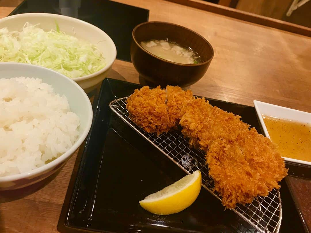 秋吉優花さんのインスタグラム写真 - (秋吉優花Instagram)「あっさりと、ヒレカツ定食🐖  柔らかくて美味しかった💗 100グラムなのでペロっといけちゃいます。  友人のおすすめはトンテキだそう(ヒレカツ食べたごめん) カウンター席が多く、おひとりさまの方にも👍👍 #福岡グルメ #秋吉のご飯」8月27日 23時14分 - akiyoshi_1024