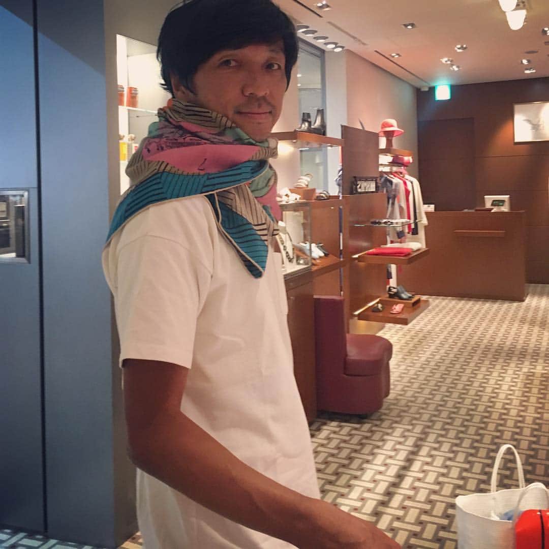 風間ゆみえのインスタグラム：「夫のバースデーをかねてバリ島へ 夫は海へサーフィン🏄‍♂️ 妻は山へVillaでのんびり📖 どこか、もも太郎のくだりに出てきたようフレーズ…  空港には早めに来て楽しむタイプの夫のおかげで、エルメスで好きな柄のスカーフ見つけてお買いもの♡  自分よりも夫の方が似合ったこのストール。笑」