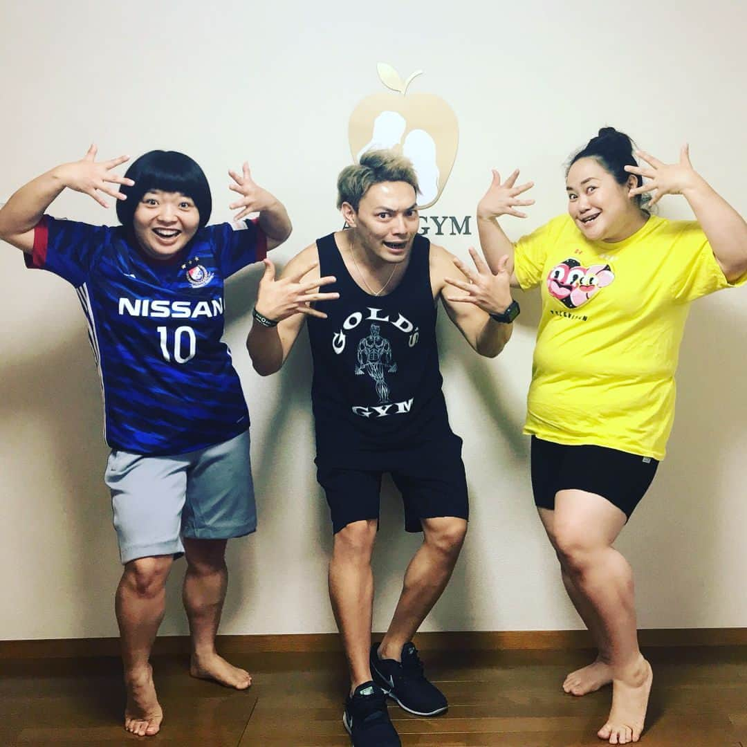 おかずクラブさんのインスタグラム写真 - (おかずクラブInstagram)「ゆいPだーよ。  久々にセッションしてきました！  もちろん、Apple GYMで🍎✨ 前回のセッションから、2週間くらい空いてしまった代償は大きく…  かなりキツかった…  そして、村岡先生（最近自転車で転倒。痛いというより、恥ずかしい気持ちが大きかったとの事）はそんなことで手加減するはずもなく、私達は立てなくなるまでいたぶられました。（個人の感想です）  本日はボン・ジョビDAY（なぜか村岡のヤローが延々と流してた）  イッツマイライフのお陰で乗り切れました。（村岡のおかげではない）  やはり、短いスパンで行くのが大事。  体力的にも、効果的にも。。。 動画はいつも通り励む私達、そして、ラストの辛いメニュー（バーピー）を前に壊れる私、そしてセッション終わりに初の三人飯を果たし、そこで出会ったお店のスタッフのとよちゃんを収めたものです。  先生監修の下、沢山焼肉食べました。  さて、次も頑張ります！！！ PS.誘惑に負けて、昨日オカリナさんとクリームパンを半分個しました。案の定、先生に叱られましたが、最高に美味しかったです。  @apple_gym_tokyo @fitness_daiki #Applegym #アップルジム  #アップル女子 #おかずクラブ #オカリナ #ゆいP #ダイエット」8月28日 3時22分 - okazu_club