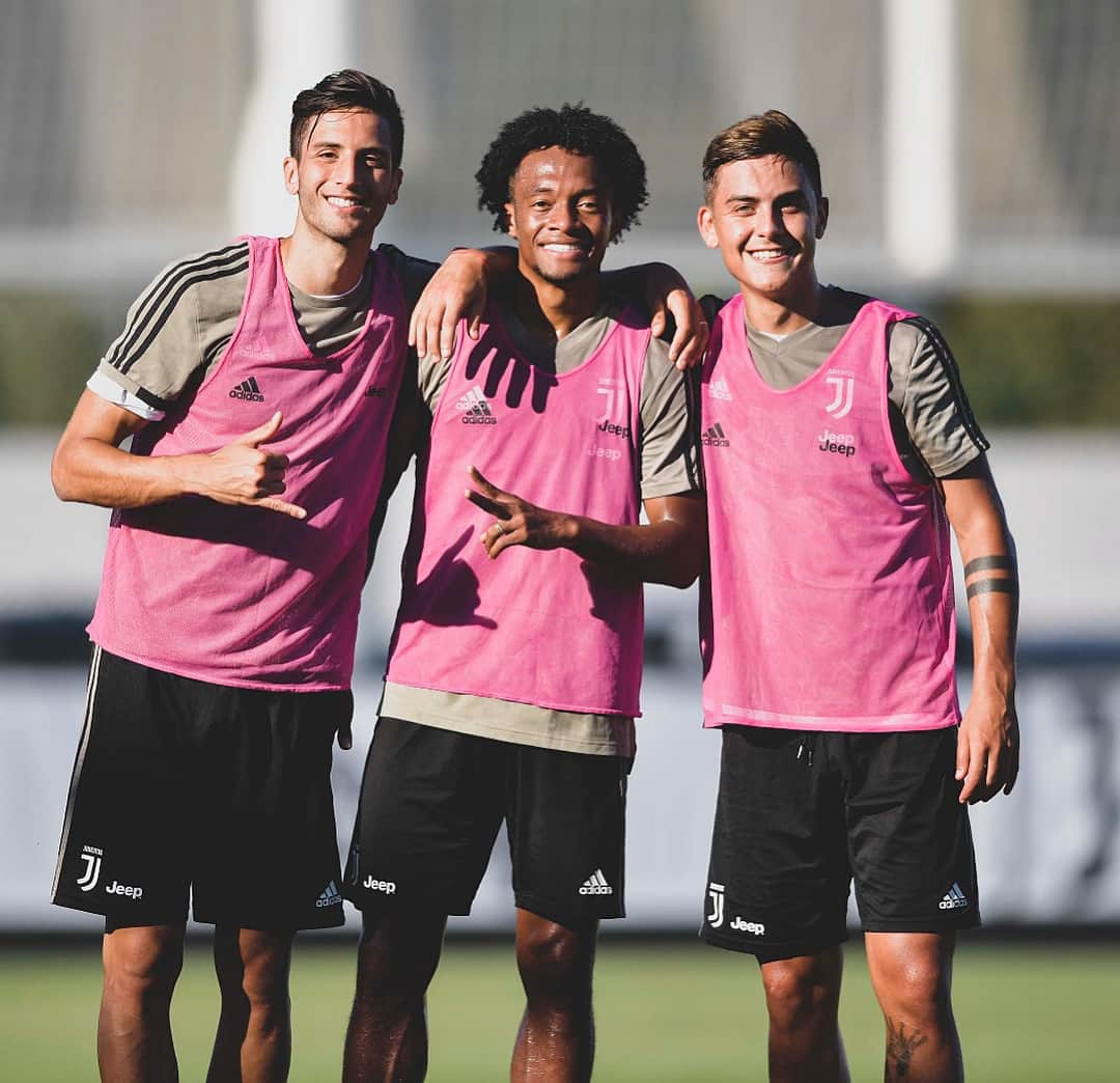 パウロ・ディバラさんのインスタグラム写真 - (パウロ・ディバラInstagram)「Today’s training 🇺🇾🇨🇴🇦🇷. Con mi panita @cuadrado y el yorugua @rodrigo_bentancur 👏🏼⚽️」8月28日 3時42分 - paulodybala