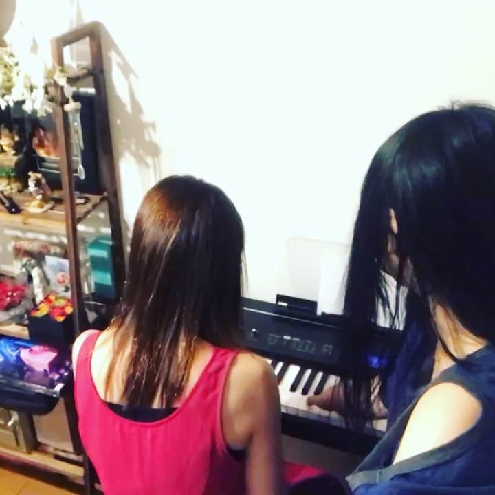 鈴華ゆう子のインスタグラム：「雨宿りに来たたまちゃんと、ずっと音楽して遊んでる。 あぁ楽しい〜(*´∀｀*) #和楽器バンド #シンクロニシティ #私爪伸びすぎによりたまに怒られる #広田圭美 #227 #またライブしようね」