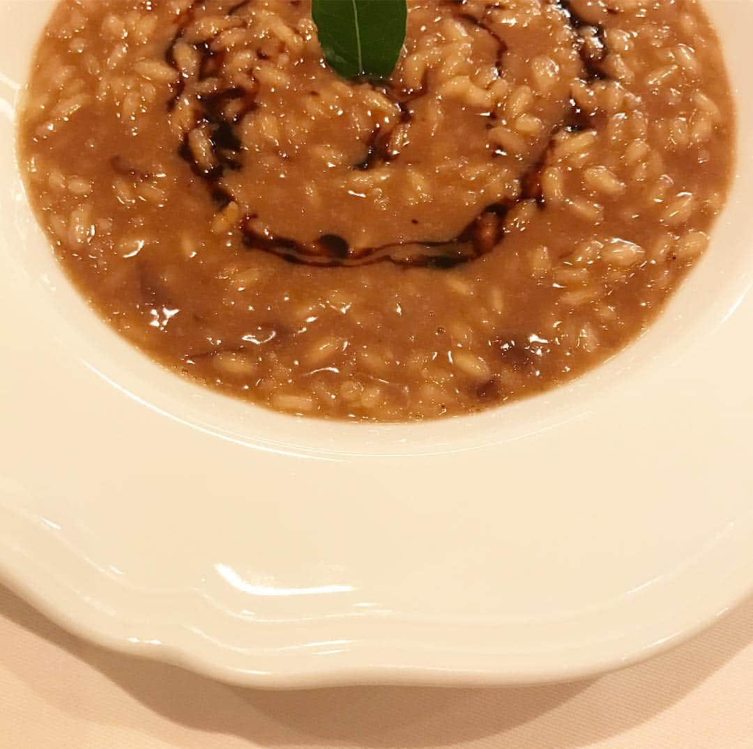 平野紗季子さんのインスタグラム写真 - (平野紗季子Instagram)「茶色い食べ物の中で一番すき🍂 | 熟成カルナローリ米を使ったヴェルジェーゼ風リゾット 赤玉葱のジャム バルサミコ酢 パルミジャーノチーズ | 長い」8月13日 22時56分 - sakikohirano