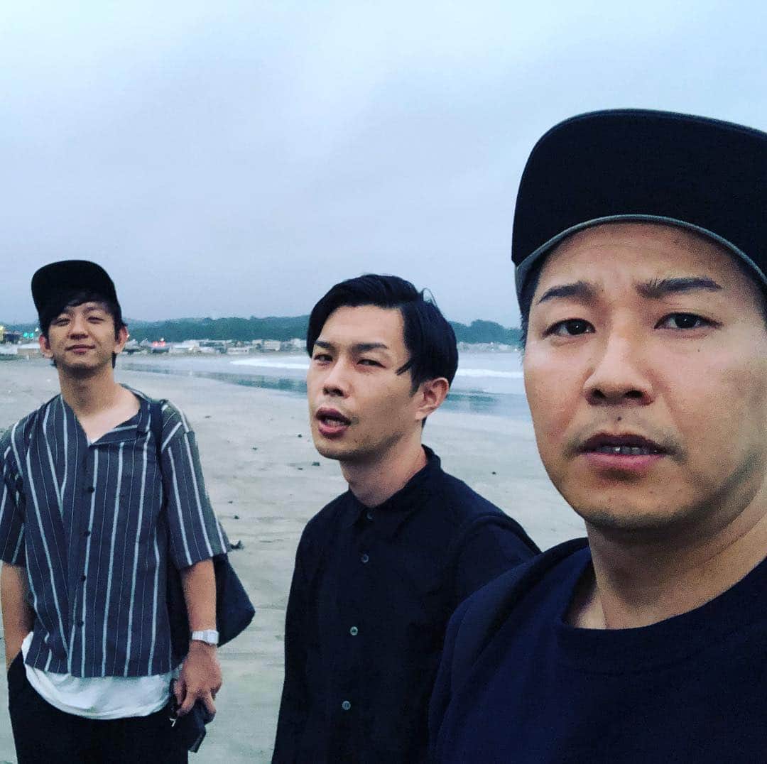 長田庄平のインスタグラム：「少し空いた夜は。 ルミネ終わり #満員御礼 #感謝 #腐れ縁 #3人 #次回もお楽しみに #ハライチ岩井 #パンサー向井 #チョコレートプラネット長田」