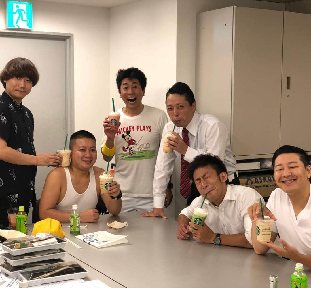 白井鉄也さんのインスタグラム写真 - (白井鉄也Instagram)「おじさん達  #the桃太郎 #の #メンバー #キャベツ確認中 #チョコレートプラネット #2組共 #1年目から知ってる #おじさん #後輩なのに #みんな年上 #松尾 #だけ #1個下 #居心地 #の #いい #人たち #接し #やすい #大好きな #後輩 #ちゃん #me #tbt #love #cute #instgood #instlike」8月13日 22時22分 - shiraichimon