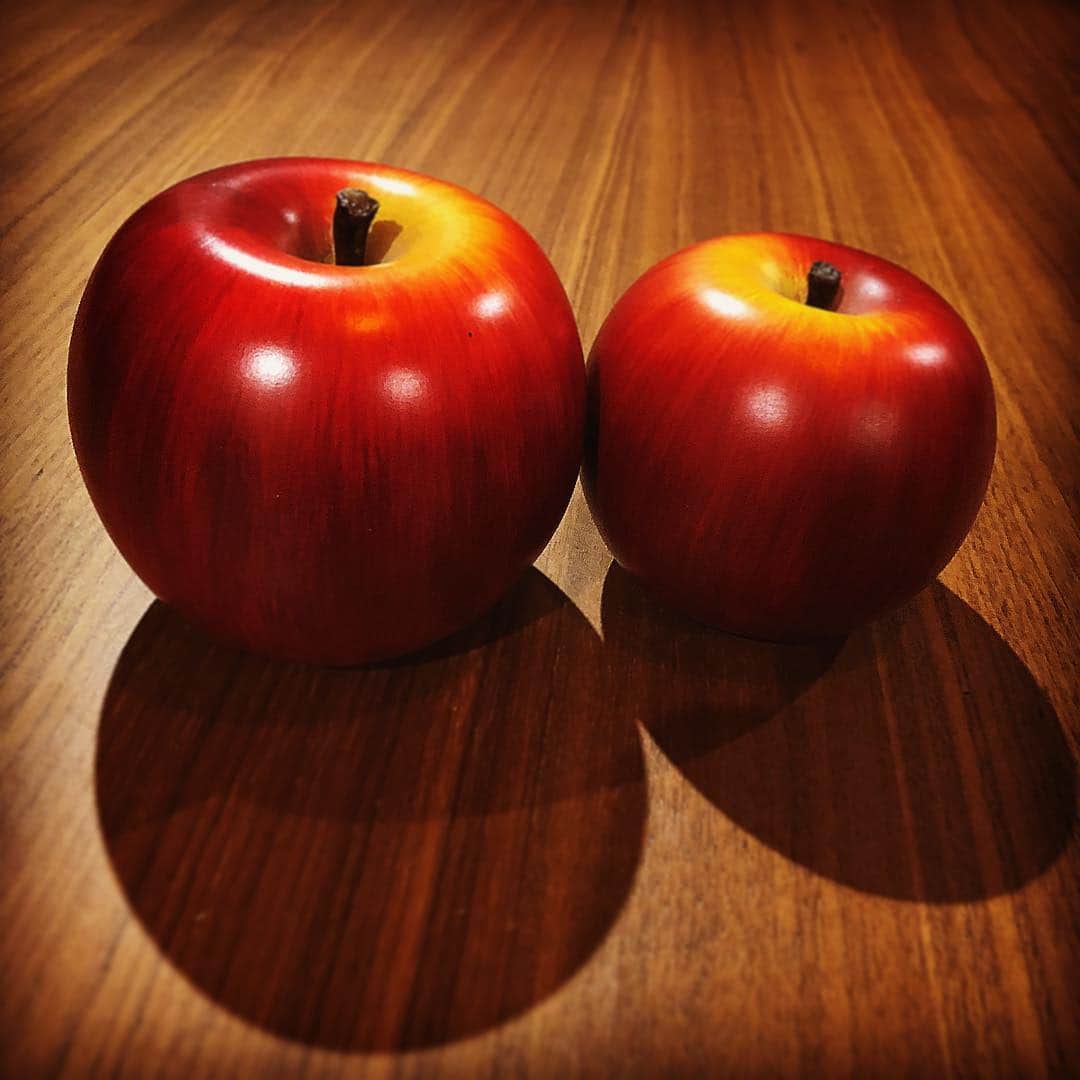 城田優さんのインスタグラム写真 - (城田優Instagram)「美味しそうでしょ💁‍♂️ #昨日空き時間に買ったリンゴのオブジェ #もちろん食べられません #ベルギーの方が一つ一つ手作りで作っているらしく #なっかなかのなっかなかに高かったけど #その愛に対しての値段だと思って #大小二ついただきましたん」8月13日 14時54分 - yu_shirota
