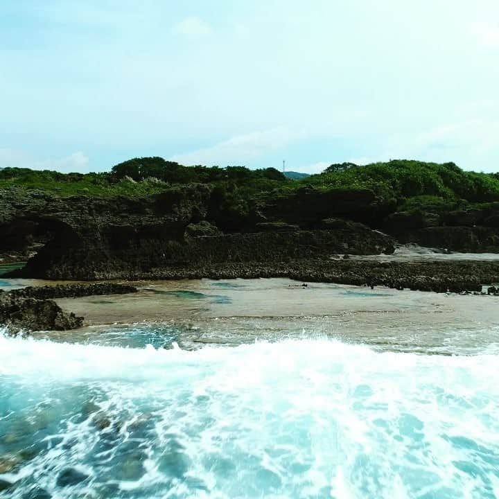 ジモフルのインスタグラム：「紺碧の徳之島ビーチ  まさに「紺碧」という形容がぴったりな海。海水から塩を作る塩田。広大な塩の干場として利用されていました。  #ジモフル #jimoful #鹿児島 #徳之島 #海 #夏旅 #夏休み #ドローン #japan #japantrip #kyushu #island #summer #beach #adventuretravel #drone」
