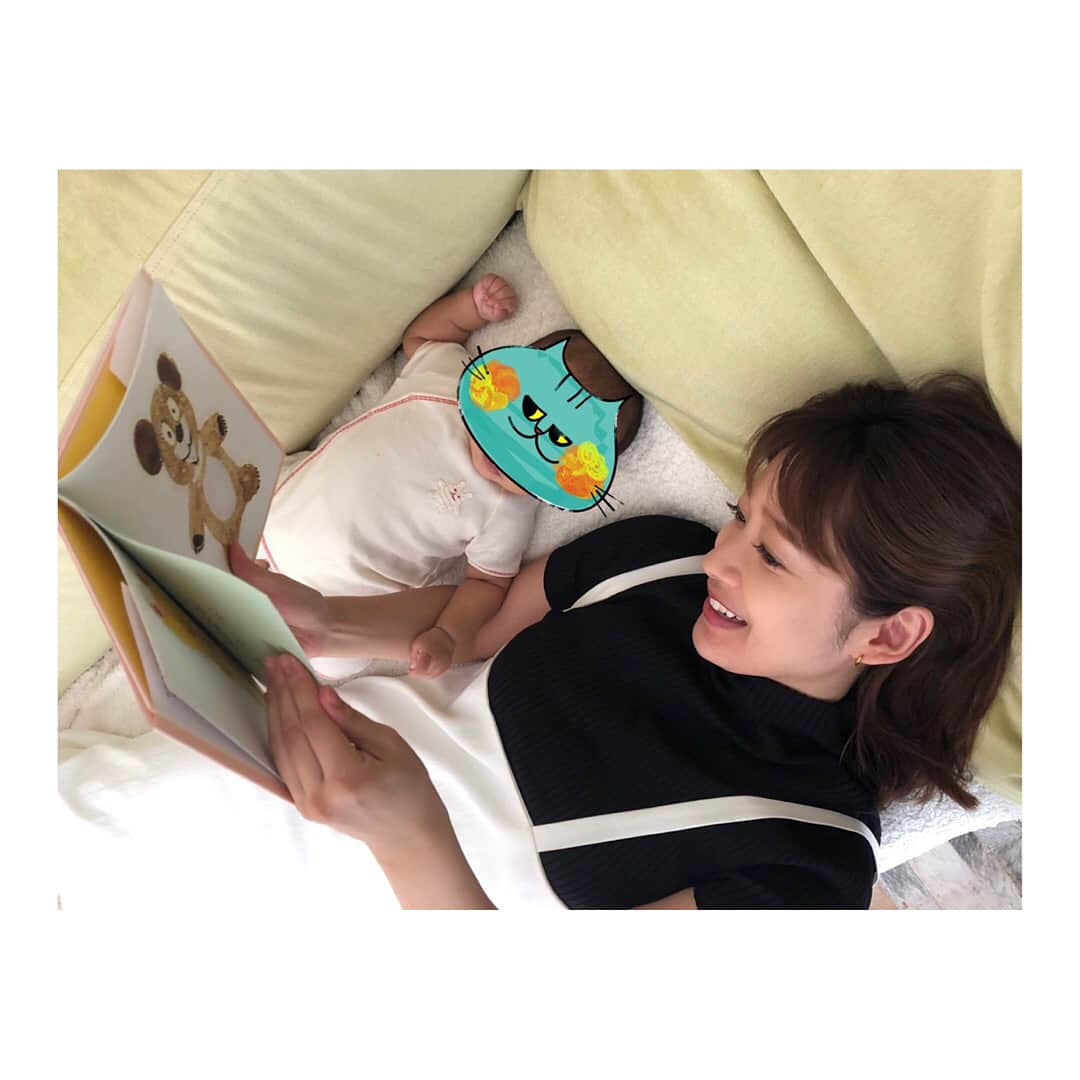 吉田明世さんのインスタグラム写真 - (吉田明世Instagram)「もうすぐ3ヶ月👶 最近は昼夜の区別がつき、夜もまとまって寝てくれるようになったりと、子育てにもだんだんと慣れてきました。 手をじっと見たり ペロペロ舐めてみたり 自分の手を認識するために必要な ハンドリガードの動きも見られるように！ 日々成長するので見逃さないようにと必死です。 それから、先日保育士資格試験の結果が届き、 無事に資格を取得することができました！ 資格取得に向けて学んだ知識を まずは日々の子育てに役立てられればと思います。 #もうすぐ3ヶ月 #ハンドリガード #毎日自分の手を研究中 #一日一冊絵本 #理解してるかは不明ですが #じっと絵を見てます #着々と増える体重 #もうすぐ７キロ #重い #持ち上げるたび筋トレです #おしゃぶりとバウンサーに頼りがち #歯並びと頭の形が気になりはじめる #何事もほどほどにですね」8月13日 15時18分 - akiyo0414