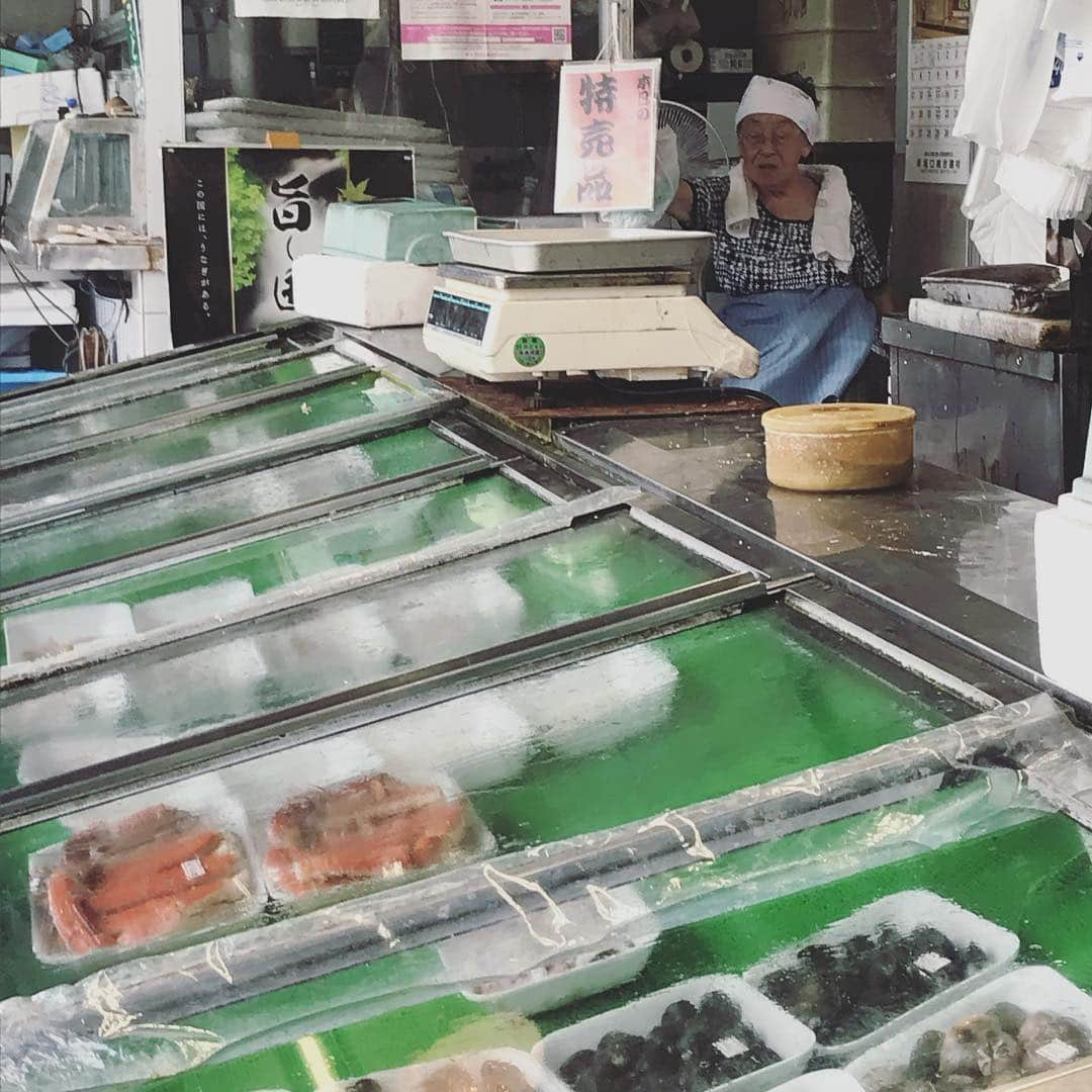 せとたけおさんのインスタグラム写真 - (せとたけおInstagram)「実家の魚屋、手伝い中です。お近くの方はぜひ買いに来てね。祖母が特売品のようになっていますが、売ってるわけではありません（笑）もう少しで92歳。レジェンドです。 #勢登鮮魚店 #屋号は助作 #せとたけお #七尾市中島町 #お盆の里帰り」8月13日 15時24分 - setotakeo