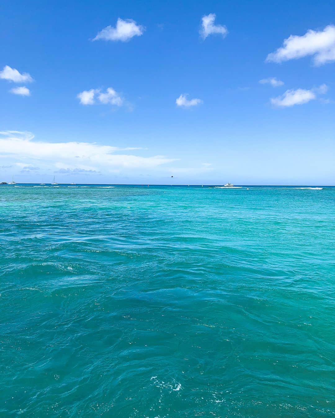 結乃かなりさんのインスタグラム写真 - (結乃かなりInstagram)「・ ・ ・ １ヶ月程前に行った、卒業旅行のハワイ。 ・ ・ ・ 楽しかったなぁ〜。 また行きたいっ🙂🙂🙂 ・ ・ ・ #ハワイ旅行#ハワイ#ロイヤルハワイアンホテル#卒業旅行#海#船の上からの景色」8月13日 16時52分 - kanariyuino